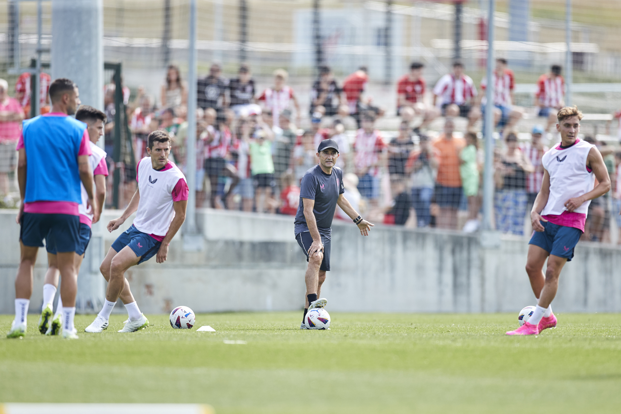 Valverde sigue uno de los ejercicios de sus jugadores en uno de los �ltimos entrenamientos del equipo.