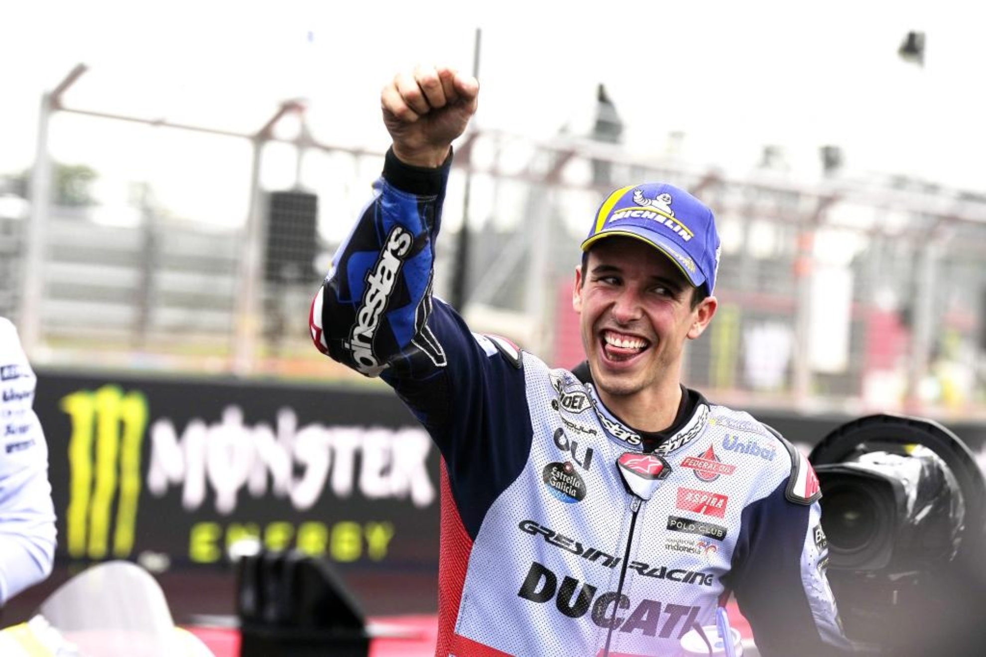 �lex M�rquez celebra su victoria en el sprint en Silverstone.
