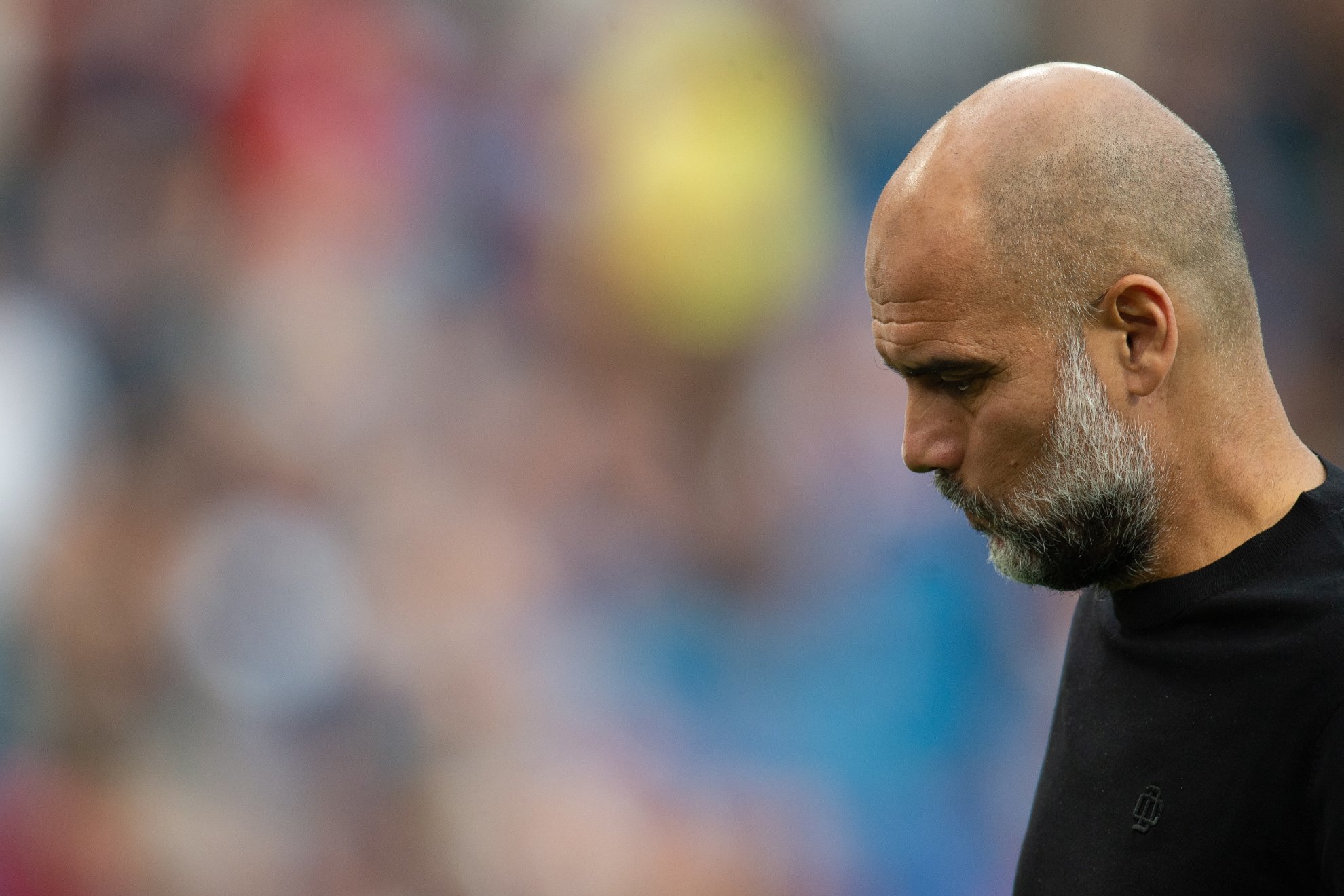 Pep Guardiola, con rostro serio durante un partido.