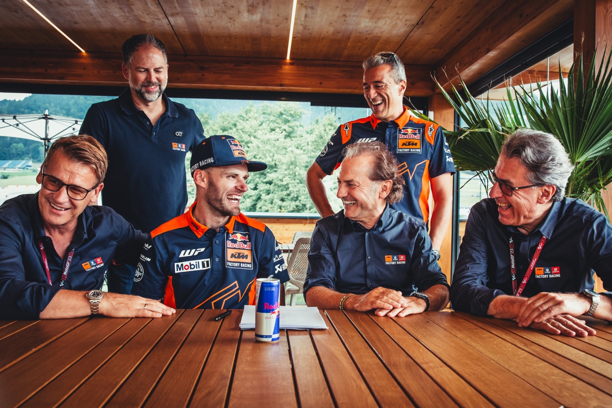 Brad Binder, con la c�pula de KTM y Pierer Mobility.