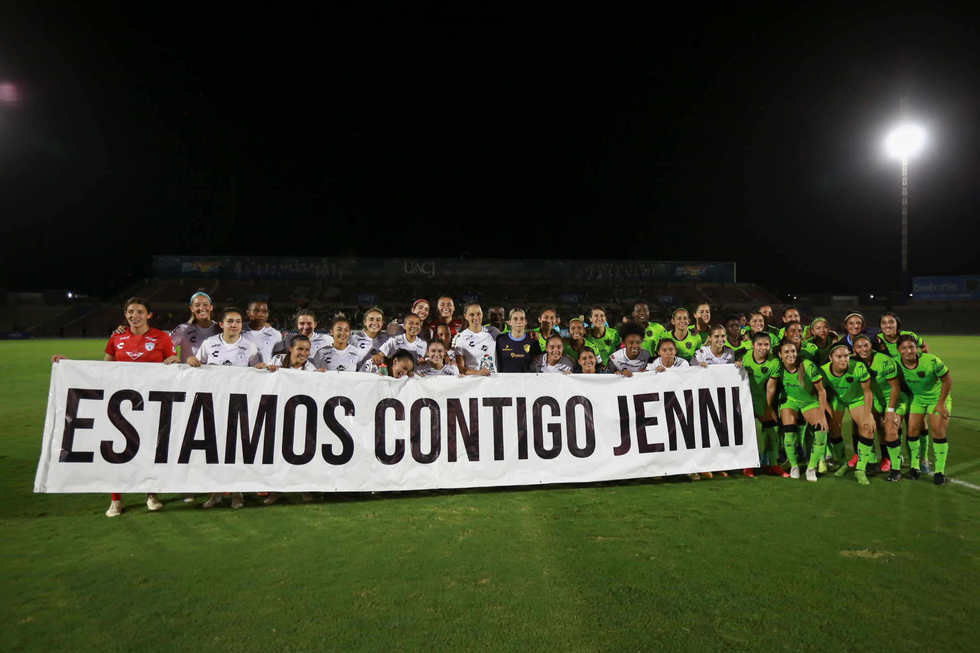 Las compa�eras de Jenni Hermoso en el Pachuca, con un cartel de apoyo a la jugadora