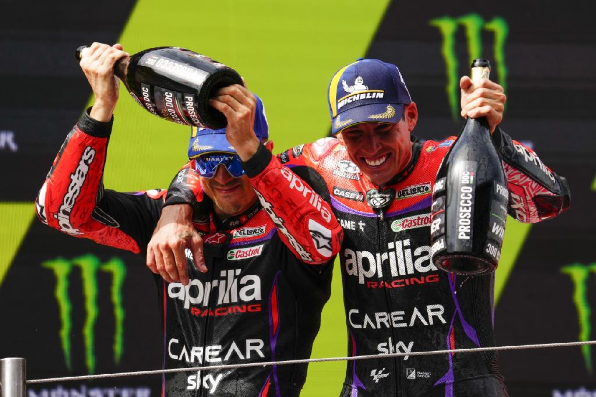 Vi�ales y Aleix Espargar�, en el podio de Barcelona.