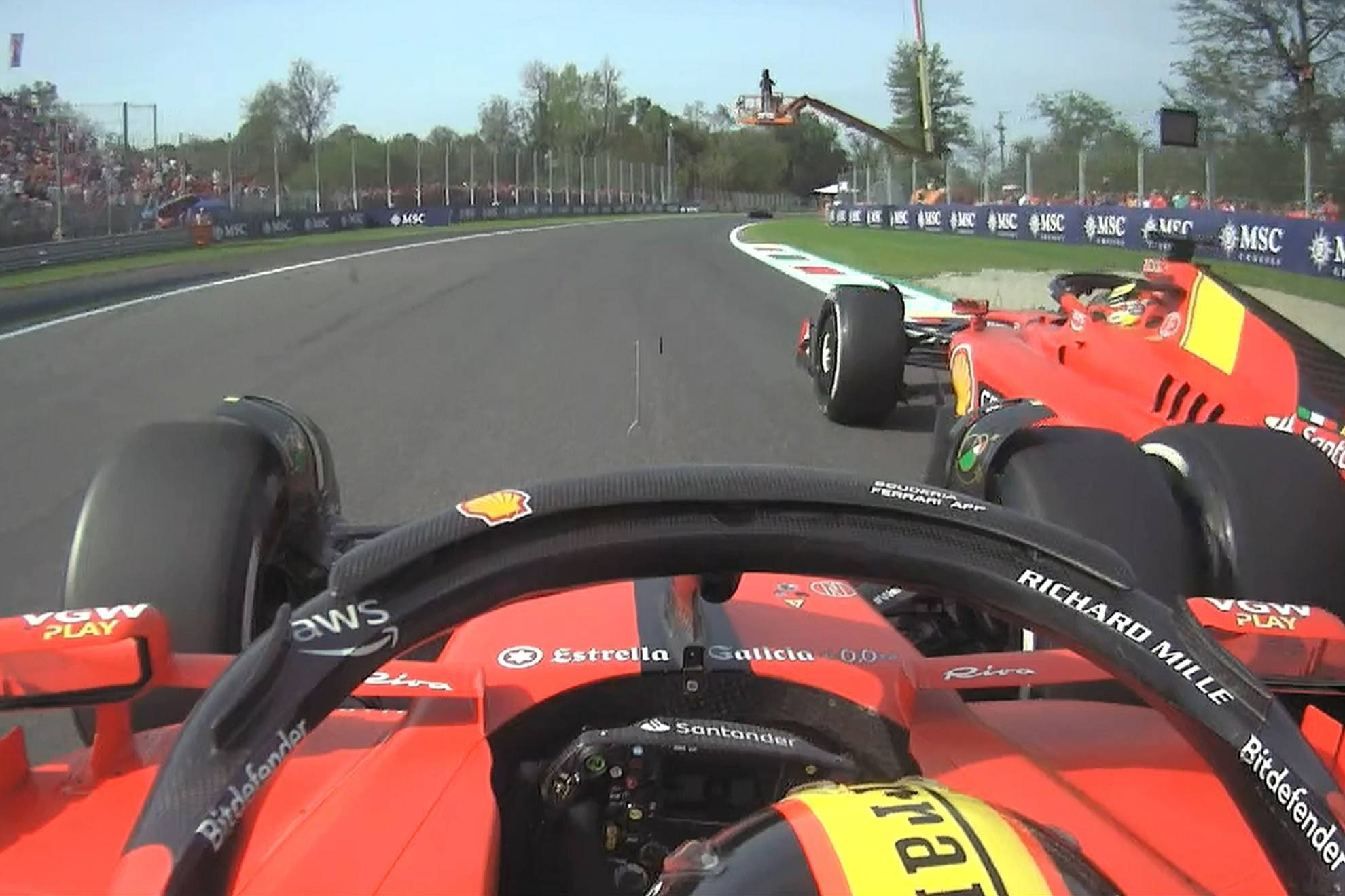 Leclerc, por delante, de forma moment�nea, antes de ser rebasado por Sainz de nuevo.