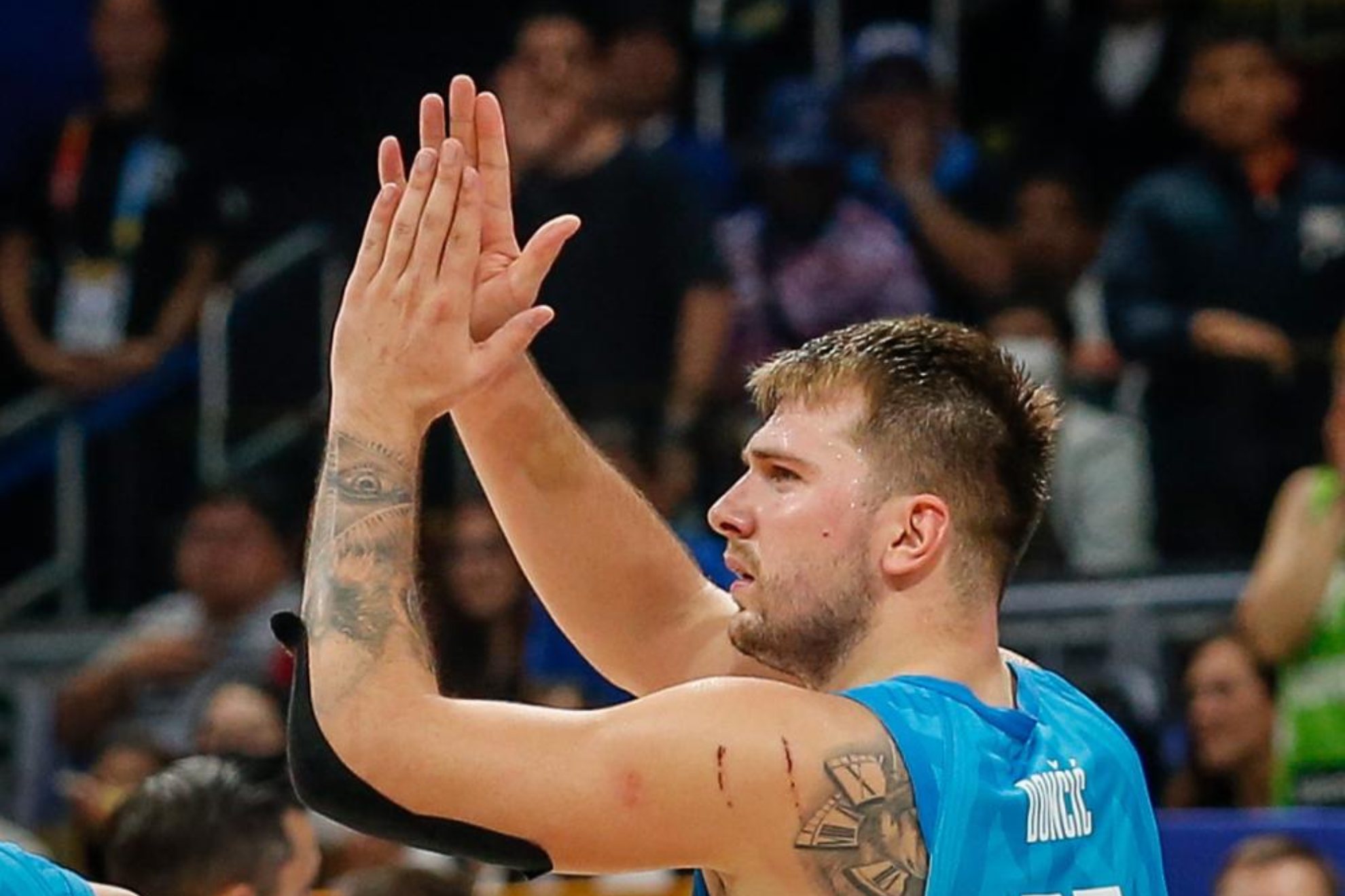 Doncic se marcha expulsado y aplaudiendo a los �rbitros.