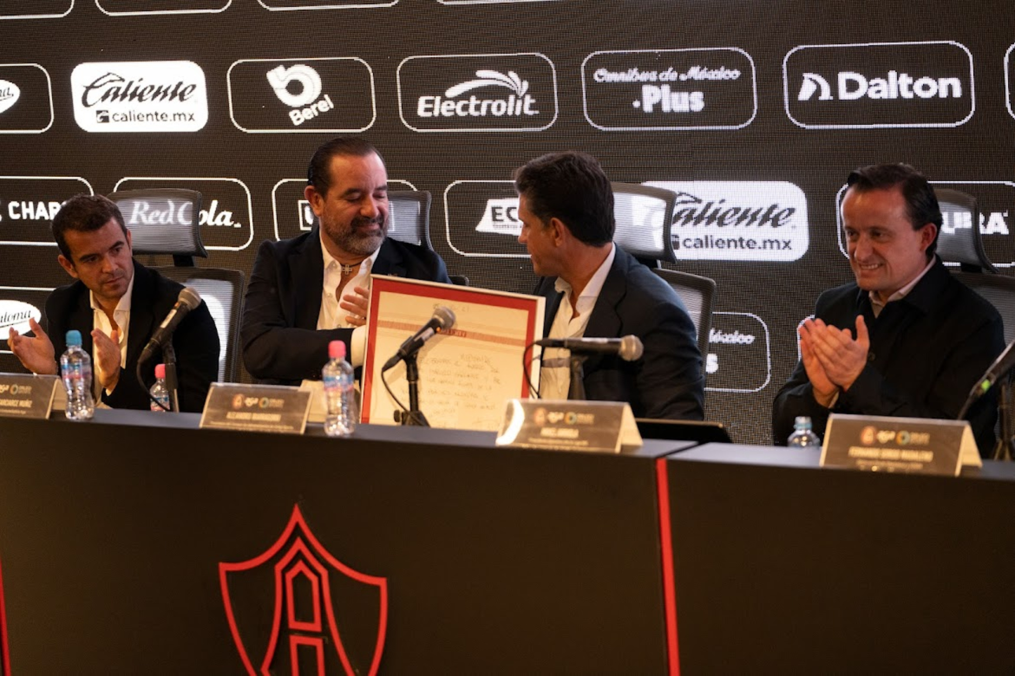 De izquierda a derecha: Jos� Riestra; Marcelo Garc�a, director general de AGA; Alejandro Irarragorri, y Mikel Arriola.