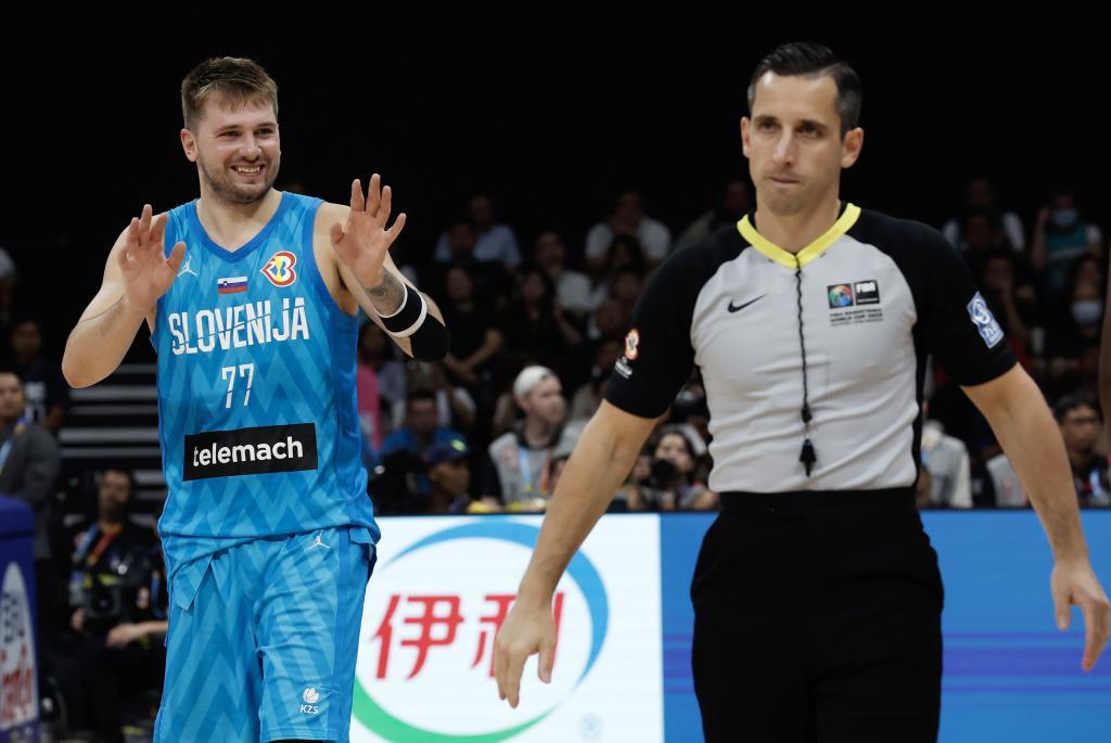 Luka Doncic gesticula a espaldas de uno de los �rbitros durante el encuentro ante Canad�.