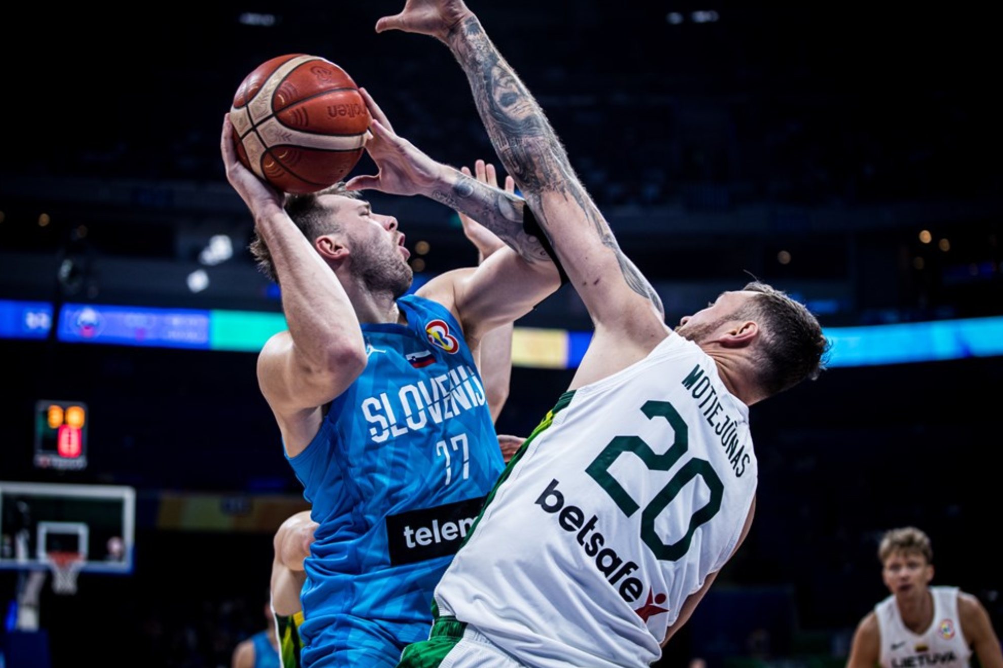 Doncic trata de anotar ante la defensa de Motiejunas.