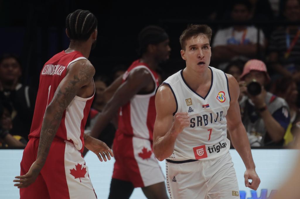 Bogdan Bogdanovic celebra una canasta de Serbia.