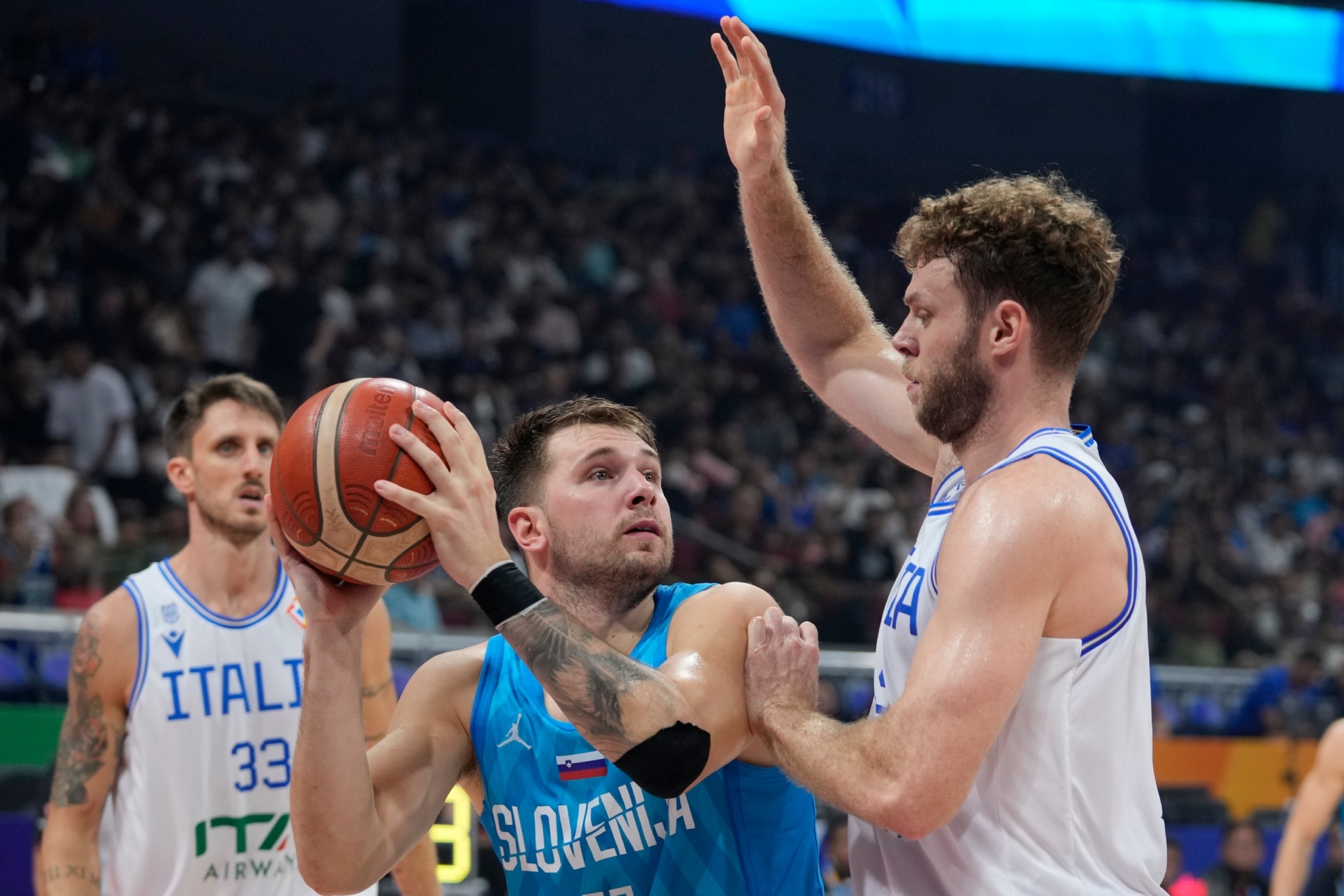 Luka Doncic ante Nicolo Melli en el encuentro