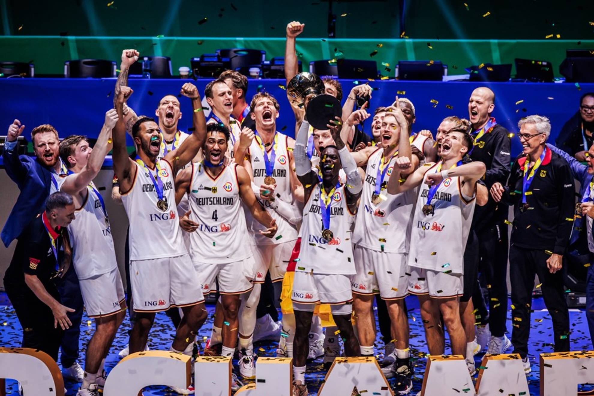 Alemania celebra la conquista del Mundial con el trofeo de campeona en el centro de la cancha.