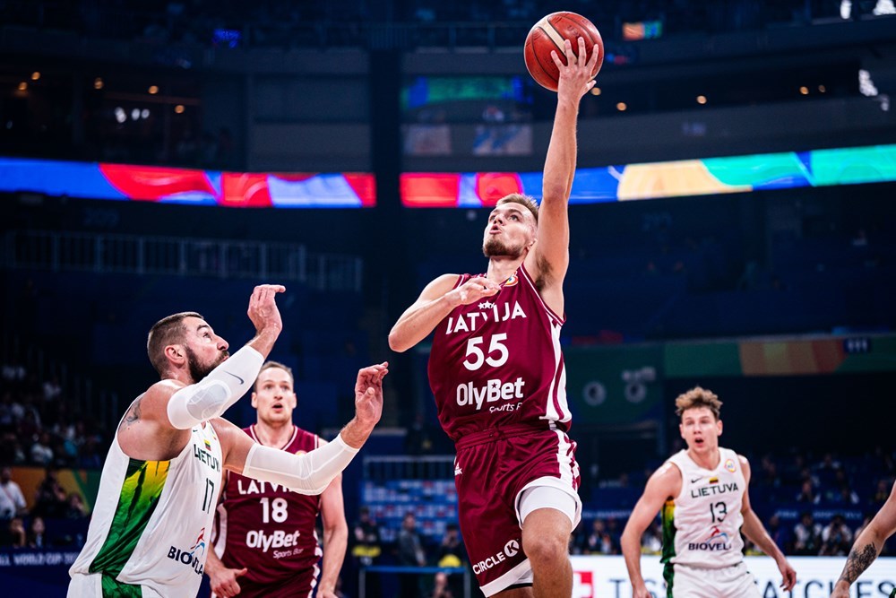 Arturs Zagars hace una entrada a canasta ante Jonas Valanciunas.