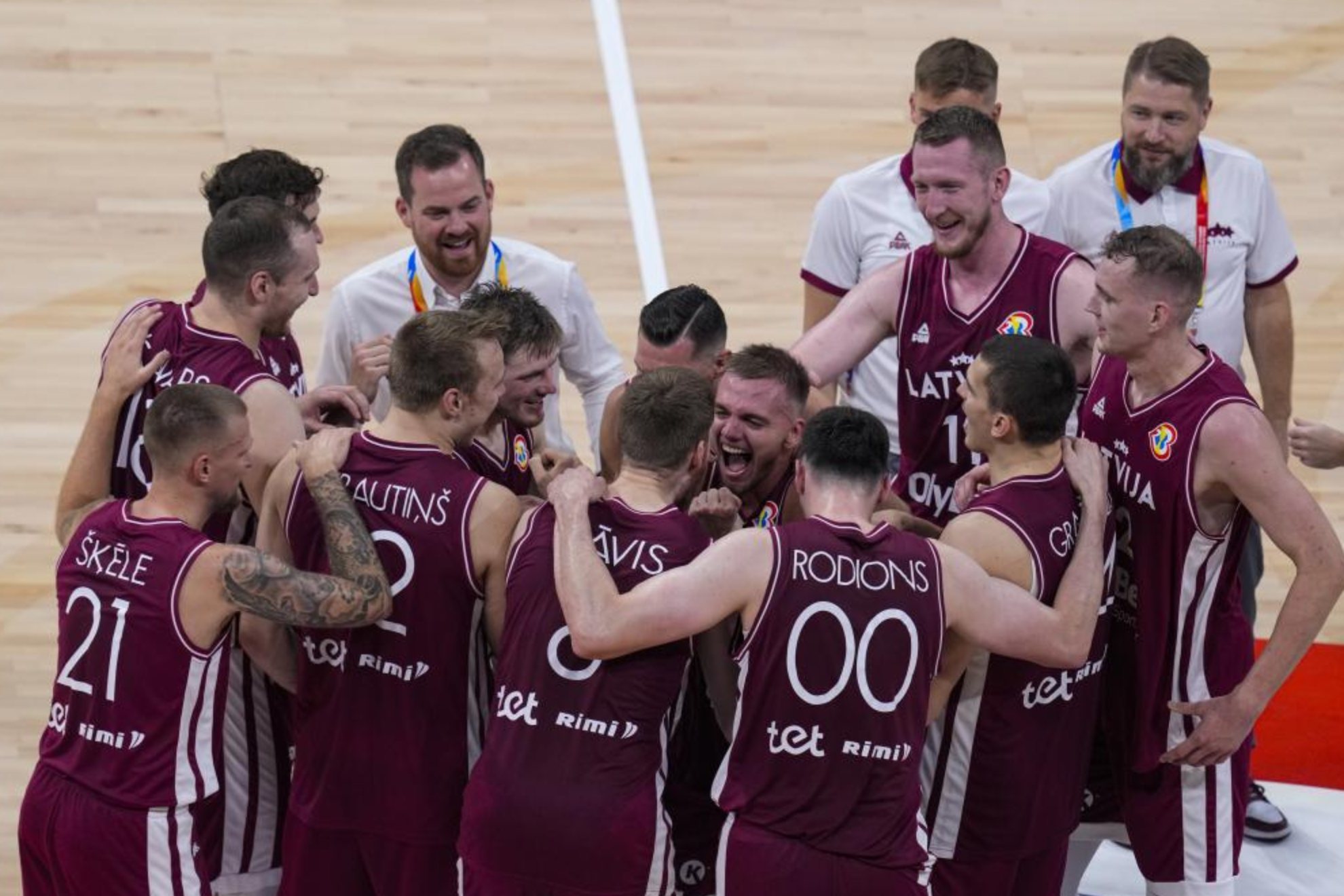 La selecci�n de Letonia celebra el quinto puesto obtenido ante Lituania.