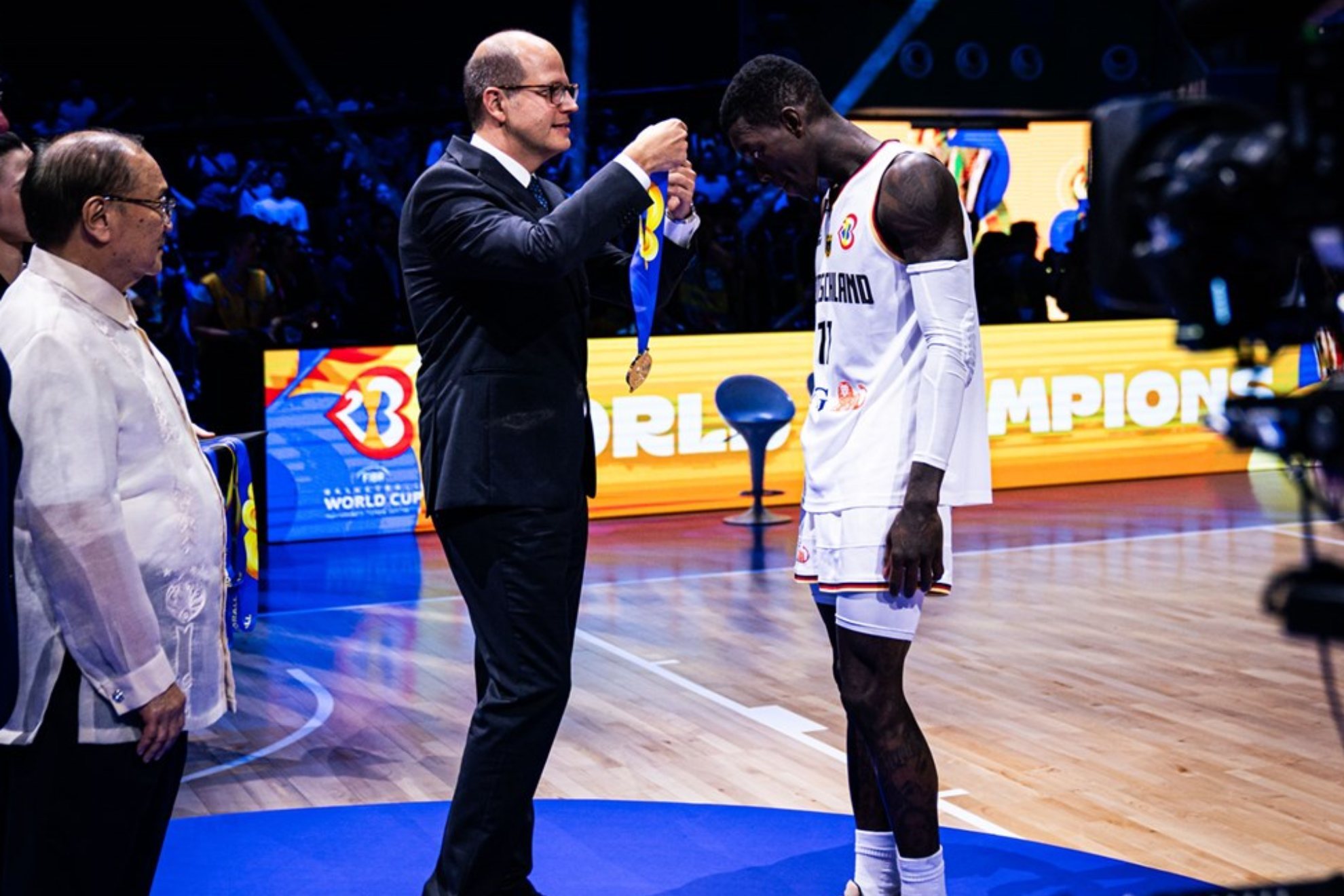 Andreas Zagklis pone la medalla de oro a Dennis Schroder tras la final