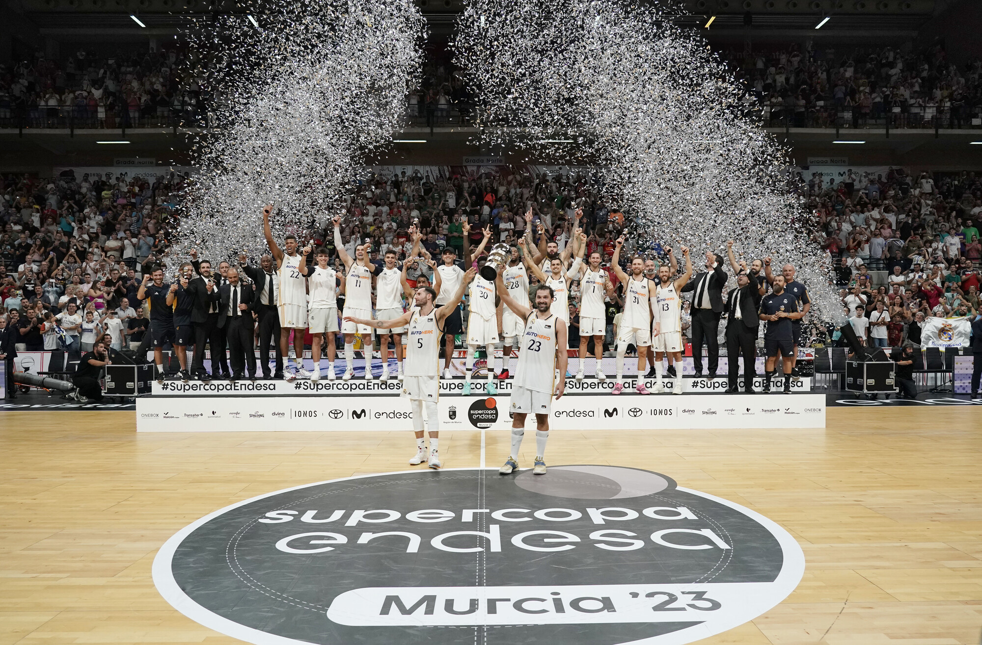 Rudy Fern�ndez y Sergio Llull, capitanes del Real Madrid, levantan el trofeo de la Supercopa Endesa.