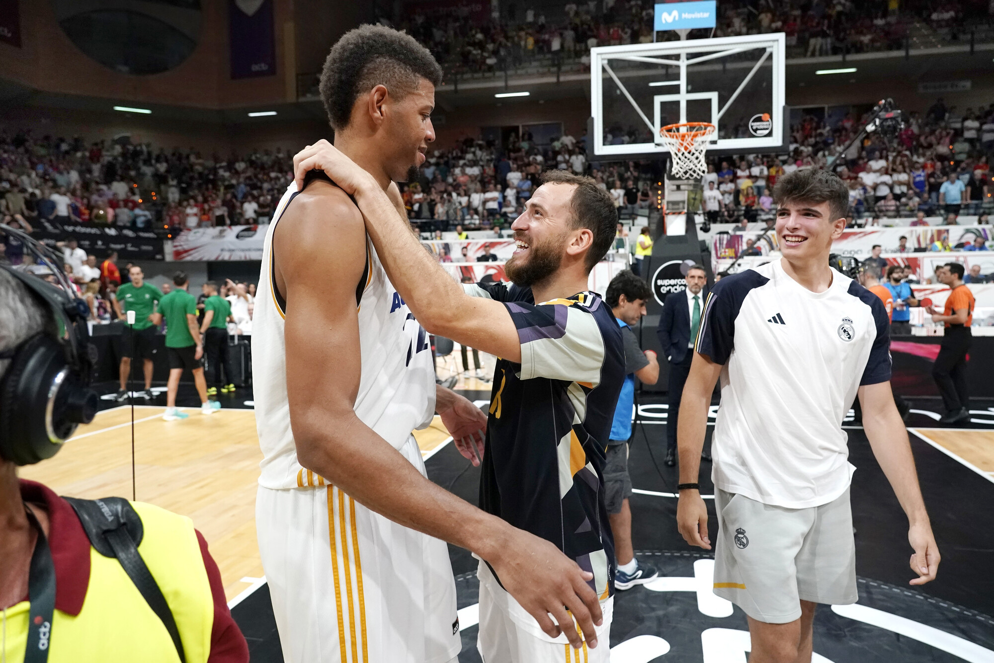 Walter Tavares y Sergio Rodr�guez celebran el t�tulo de la Supercopa en presencia de Hugo Gonz�lez.