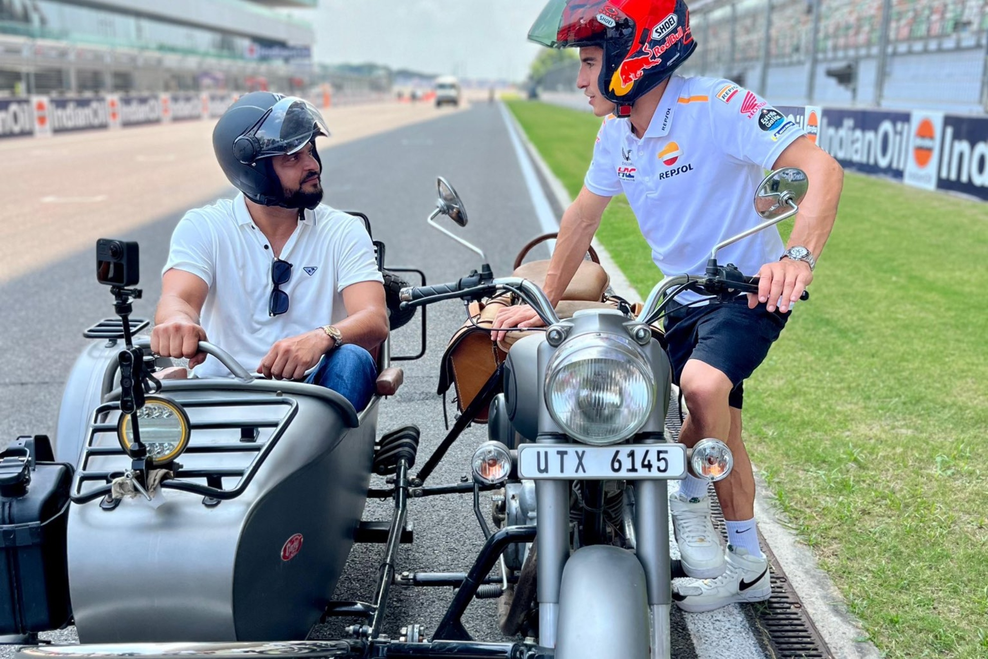 Marc M�rquez dio vueltas con sidecar y la estrella de cricket, Raina.