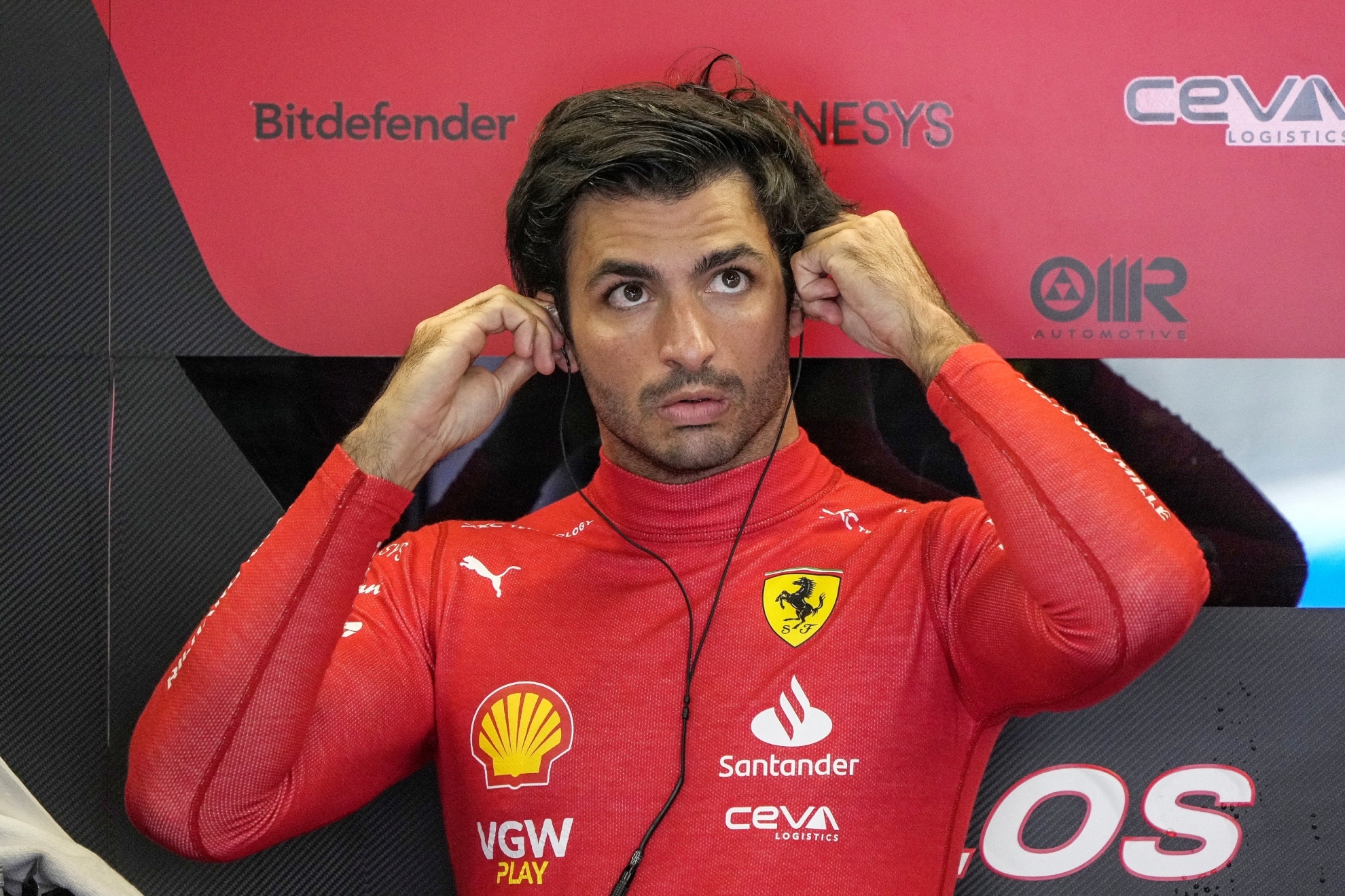 Carlos Sainz en el box de Ferrari antes de la sesi�n de clasificaci�n