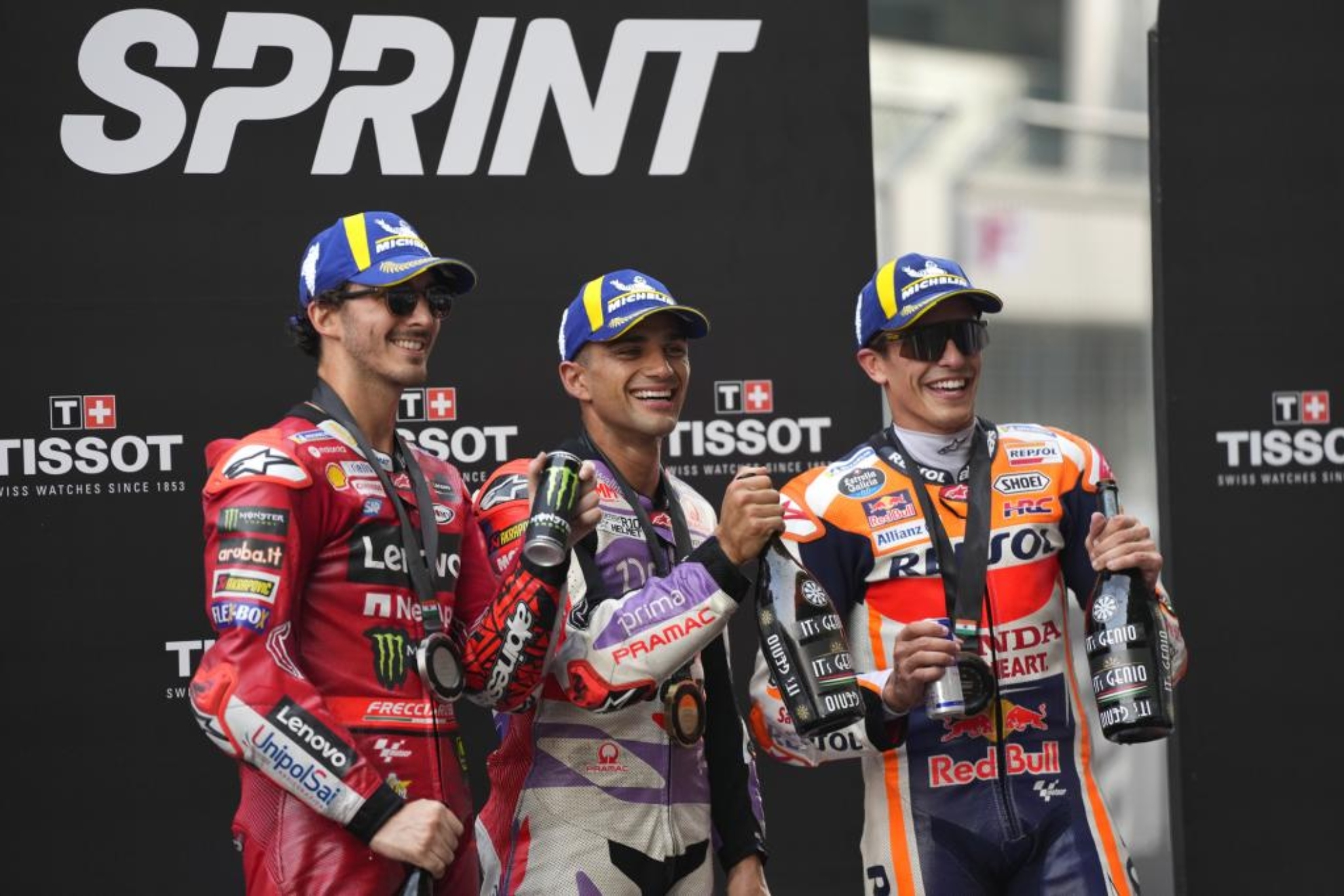 Bagnaia, Jorge Mart�n y Marc M�rquez, en el podio del Sprint en India.