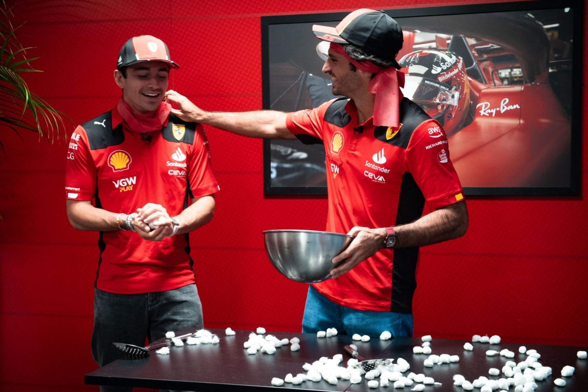 Charles Leclerc y Carlos Sainz, en un reto de Ferrari este a�o.