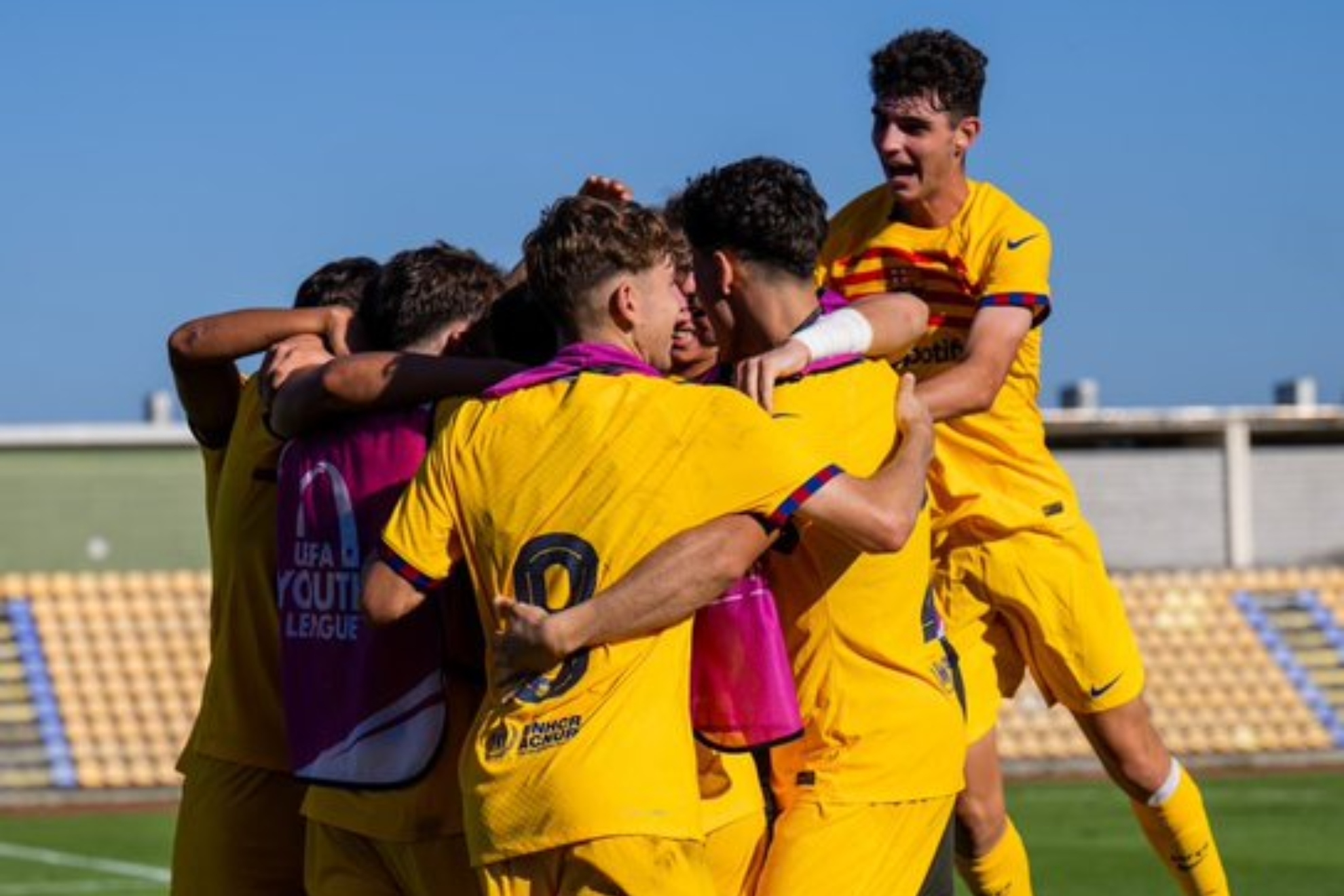 La plantilla del Juvenil celebra la victoria contra el Oporto