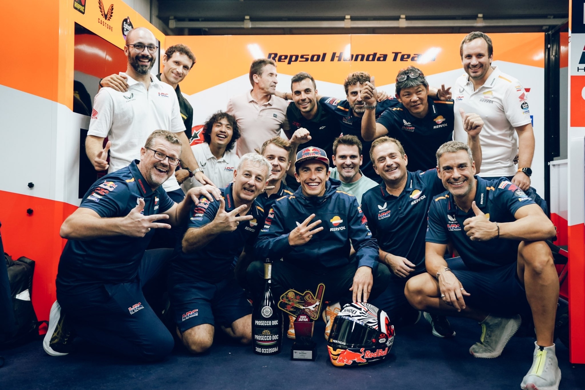 Marc M�rquez, con su equipo celebrando su podio en Motegi.