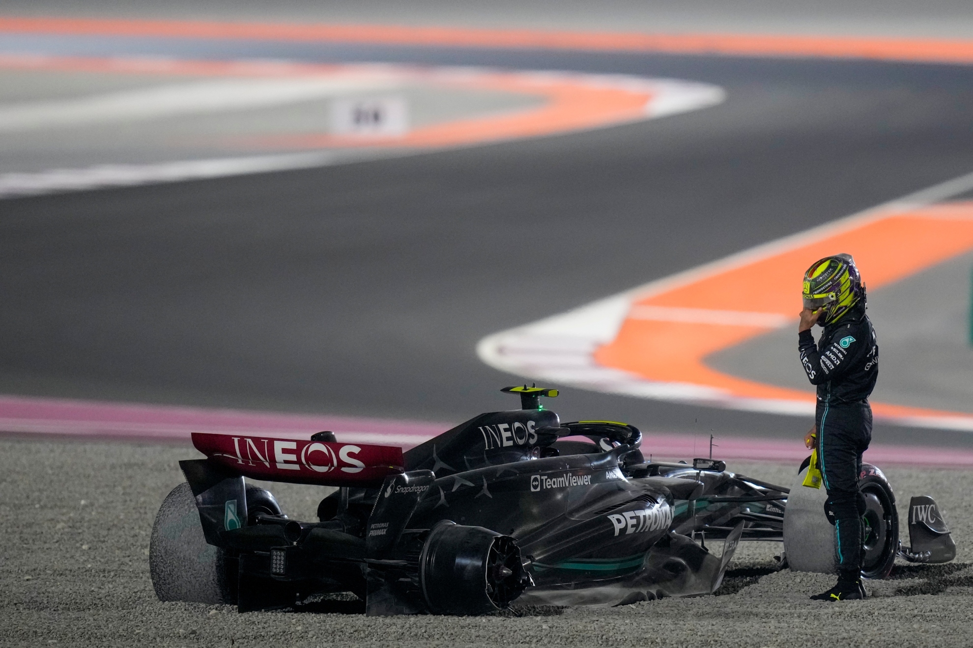 Lewis Hamilton junto a su coche, tras la colisi�n con Russell en el GP de Qatar