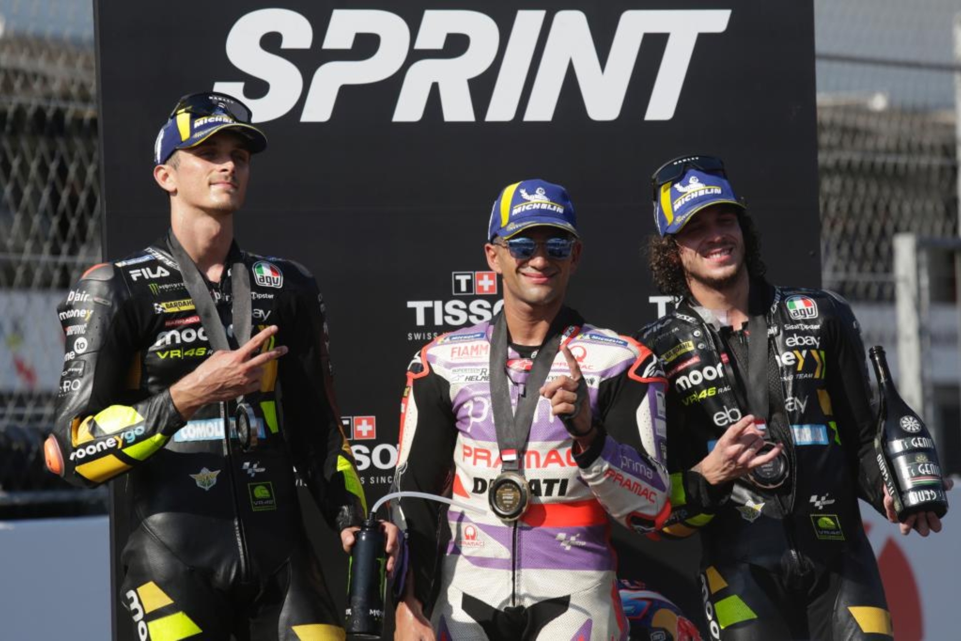 Marini, con Jorge Mart�n y Bezzecchi, en el podio del Sprint en Indonesia.
