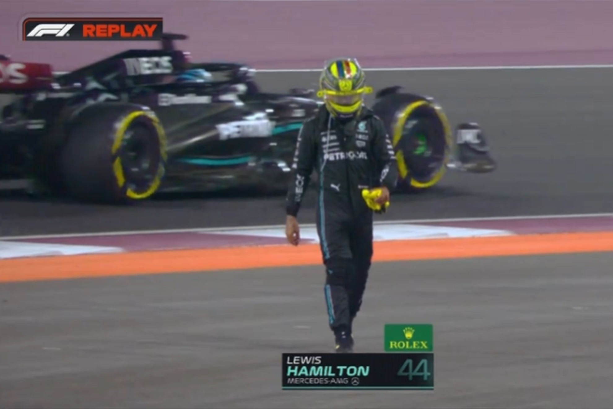Lewis Hamilton cruz� la pista andando tras su accidente en el GP de Qatar