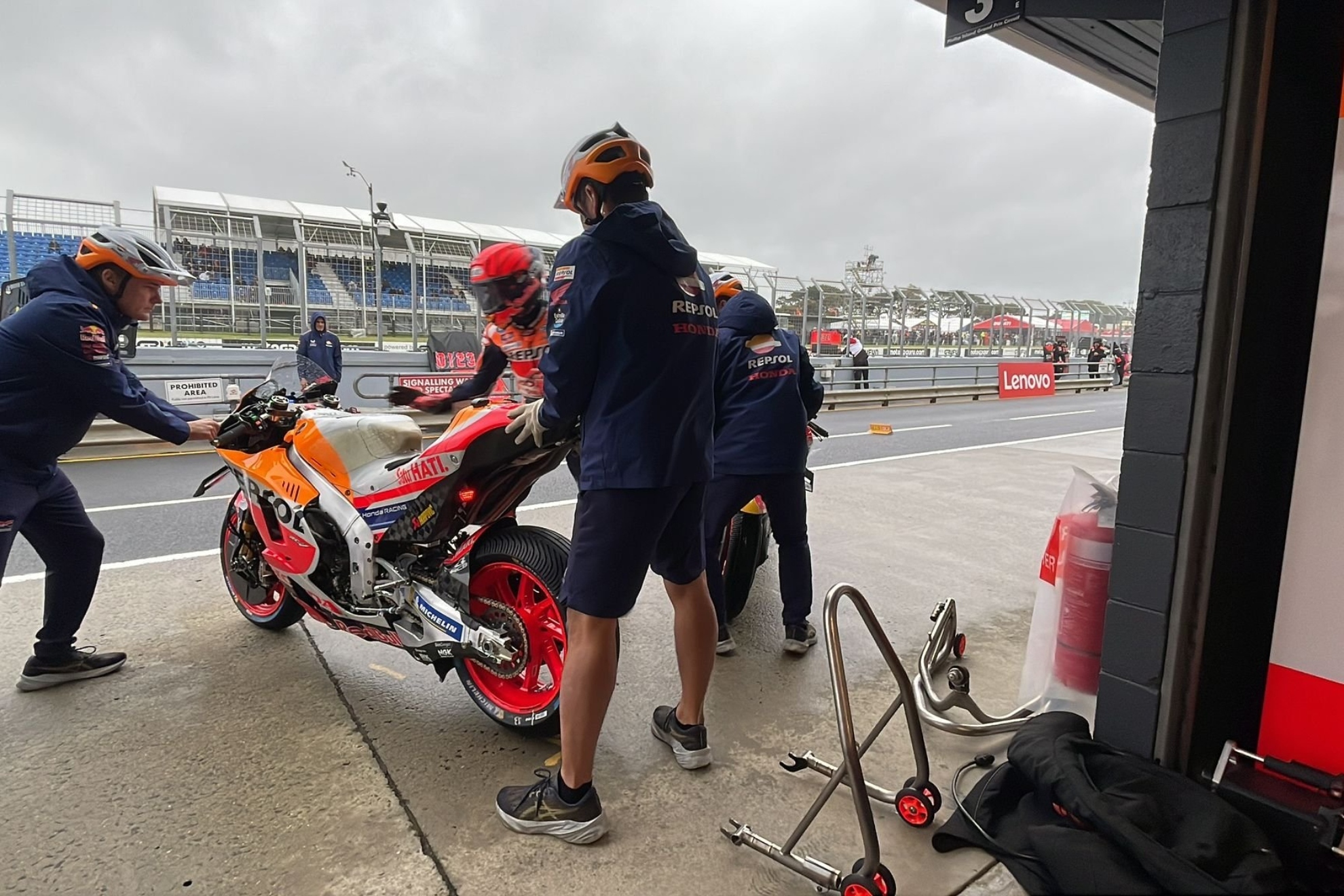 Marc M�rquez practica el cambio de moto en el warm up de Australia.