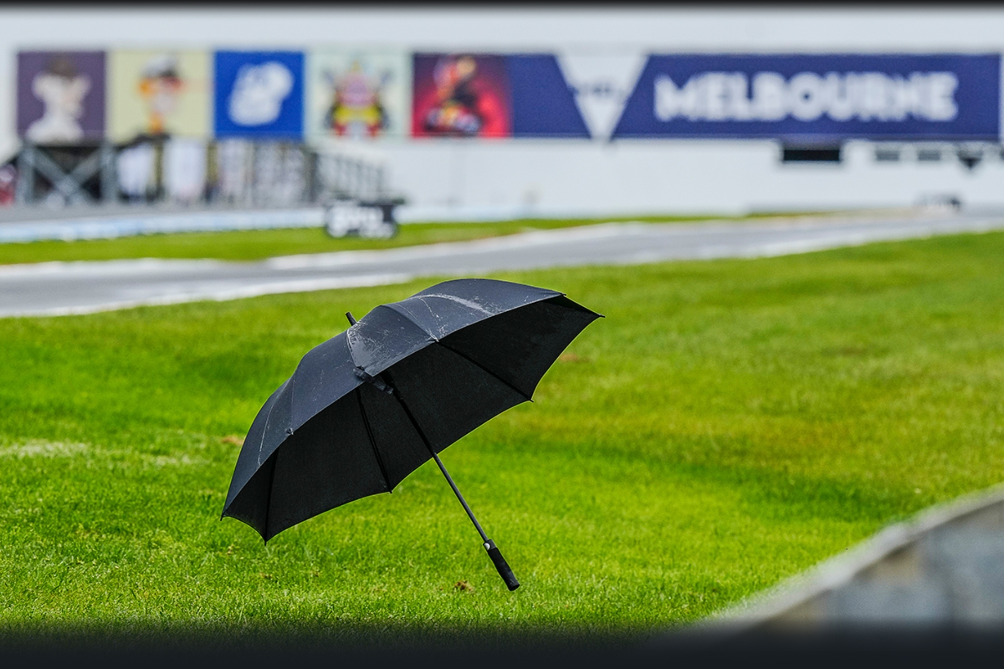 Un paraguas abierto vol� a la pista de Phillip Island.