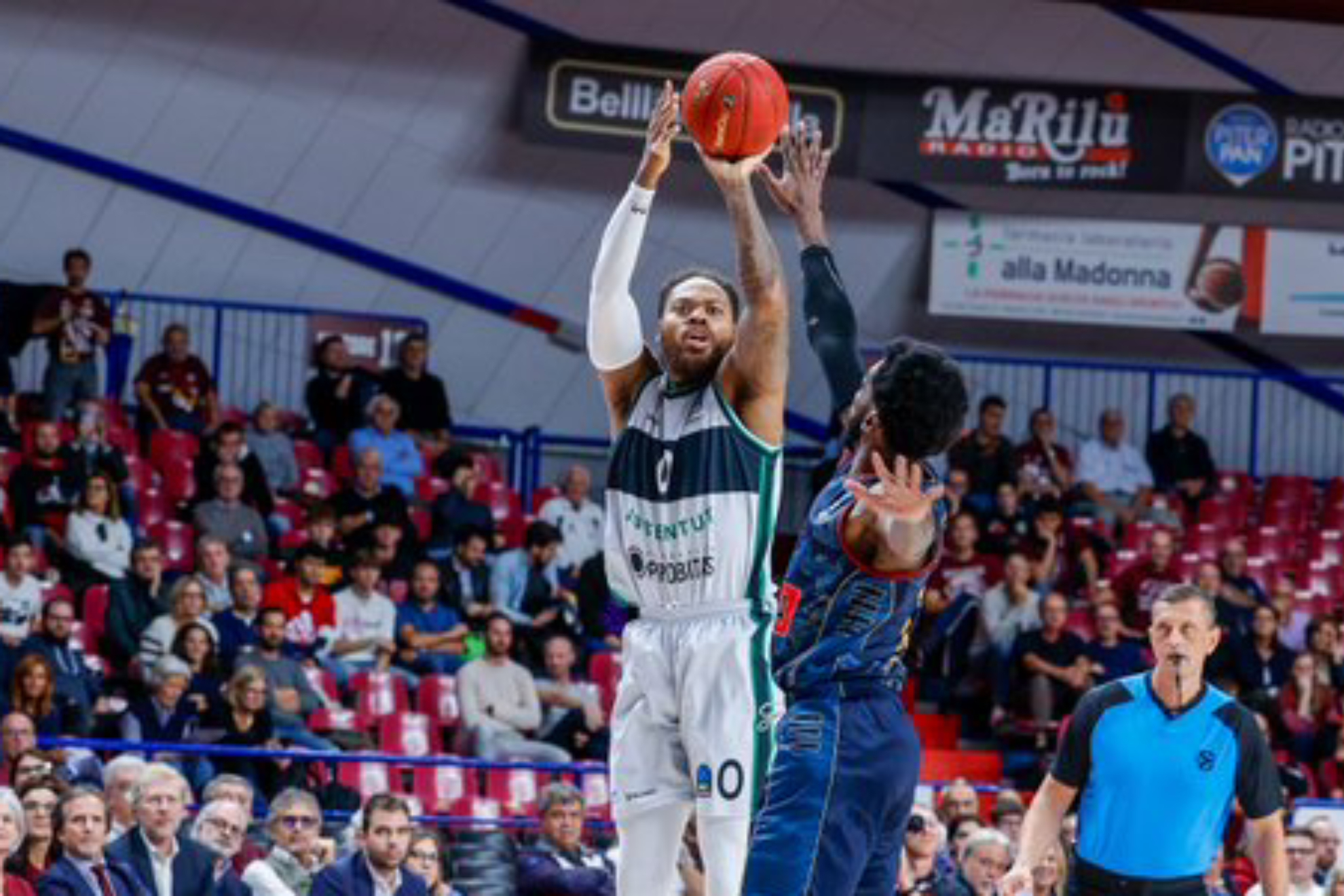 Deshaun Thomas lanza un triple en el partido ante el Reyer Venecia.