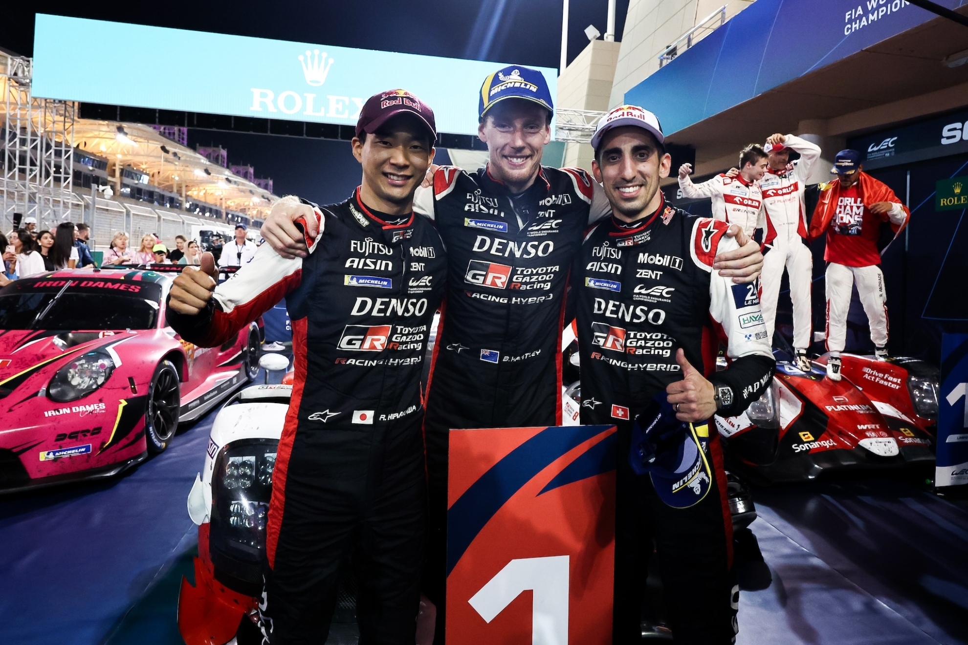 Buemi, Hirakawa y Hartley celebran el t�tulo tras ganar las 8 Horas de Bahrein.