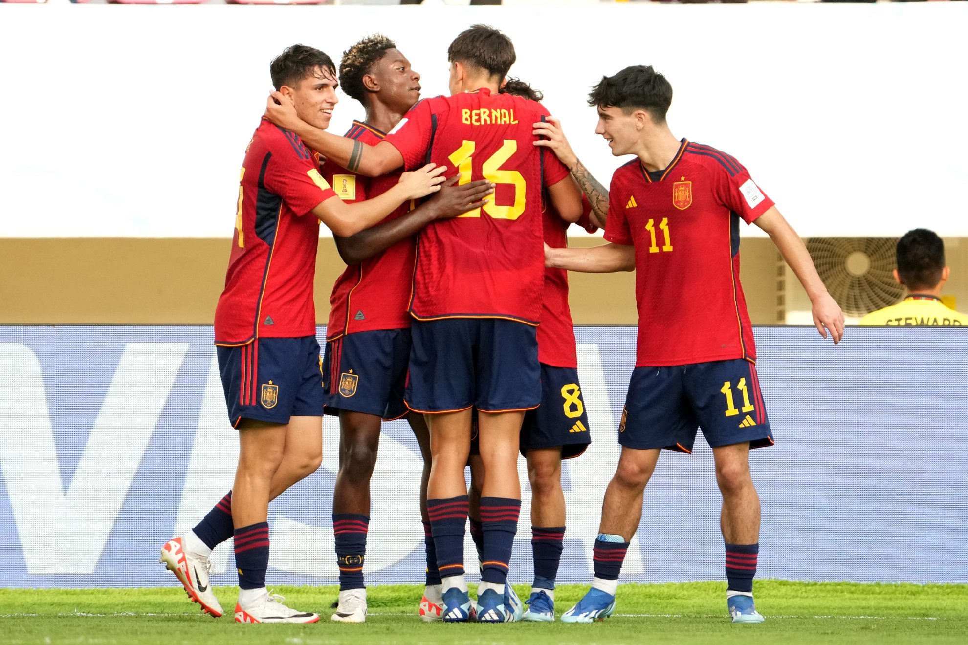 Los jugadores de Espa�a celebran un gol ante Uzbekist�n.