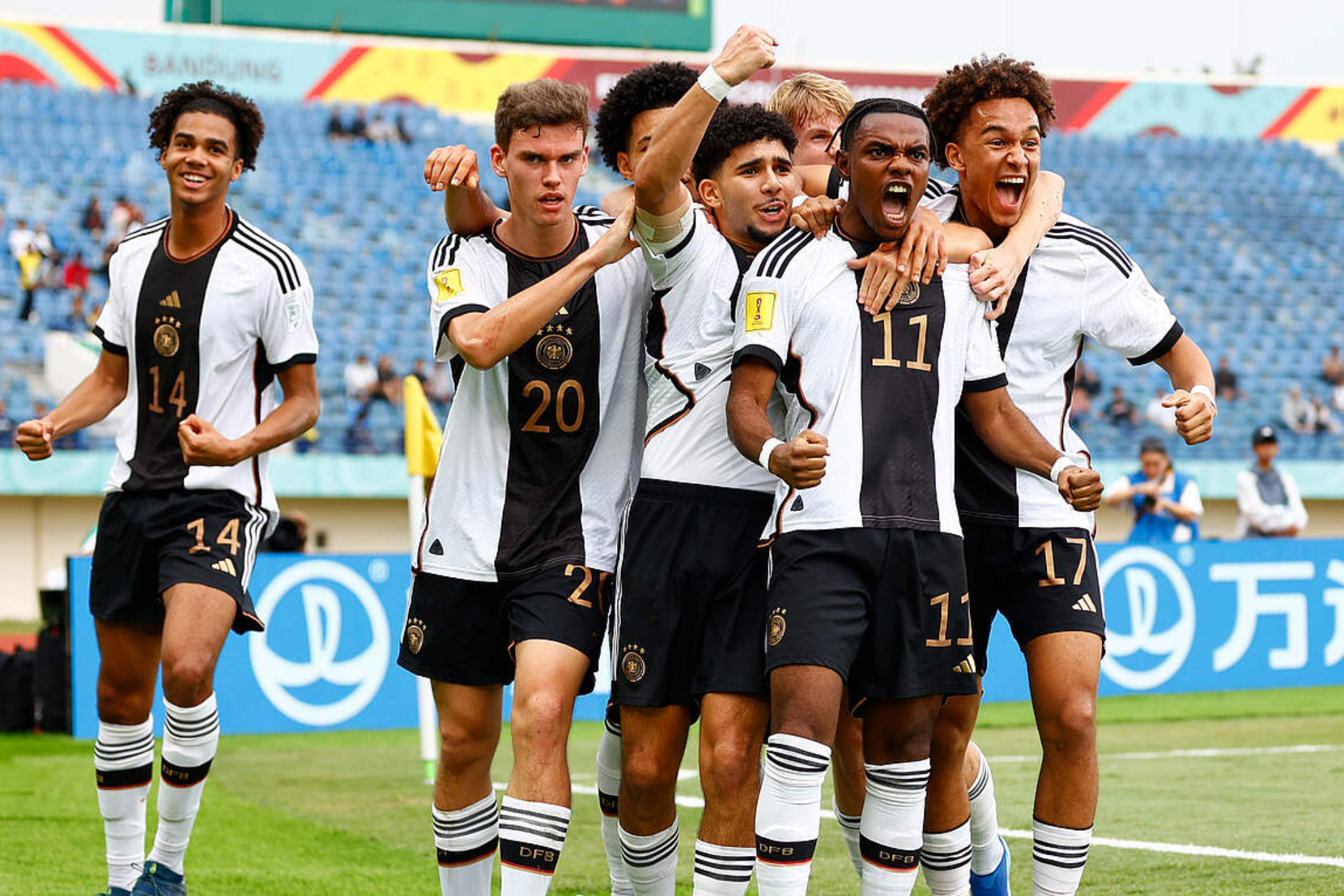Los jugadores de la selecci�n alemana sub 17 celebran un gol ante Estados Unidos.