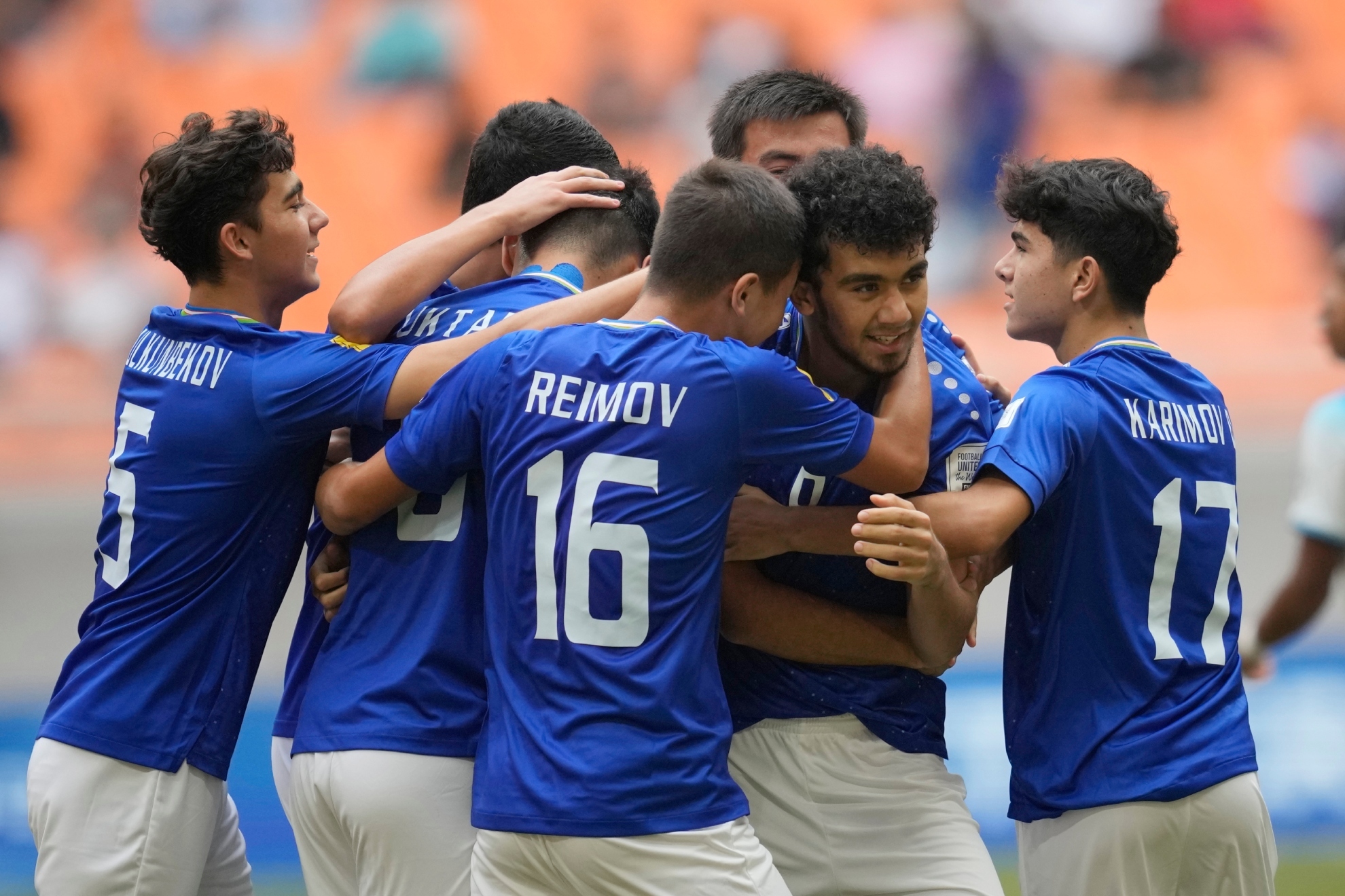 Los jugadores de Uzbekist�n celebran el gol de la victoria ante Inglaterra.