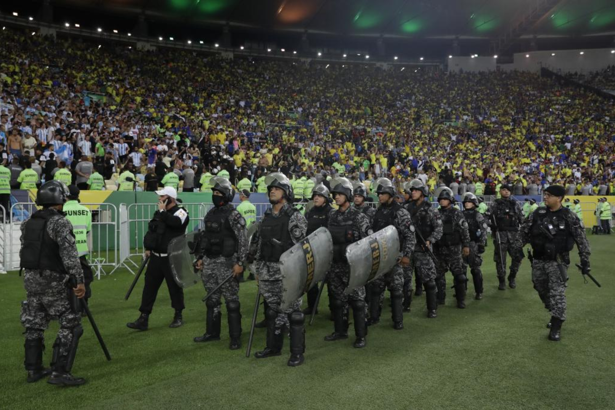 Integrantes de la polic�a brasile�a forman luego de disturbios entre hinchas de Brasil y de Argentina
