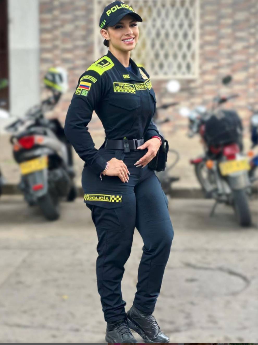 Alexa Narv�ez con el uniforme de polic�a.