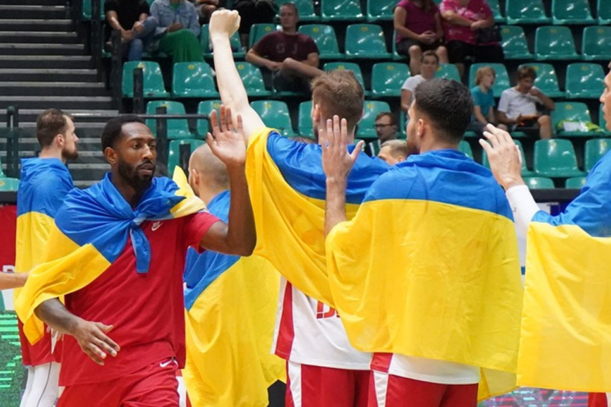Los jugadores del Prometey, con banderas ucranianas durante la presentaci�n antes de un encuentro.