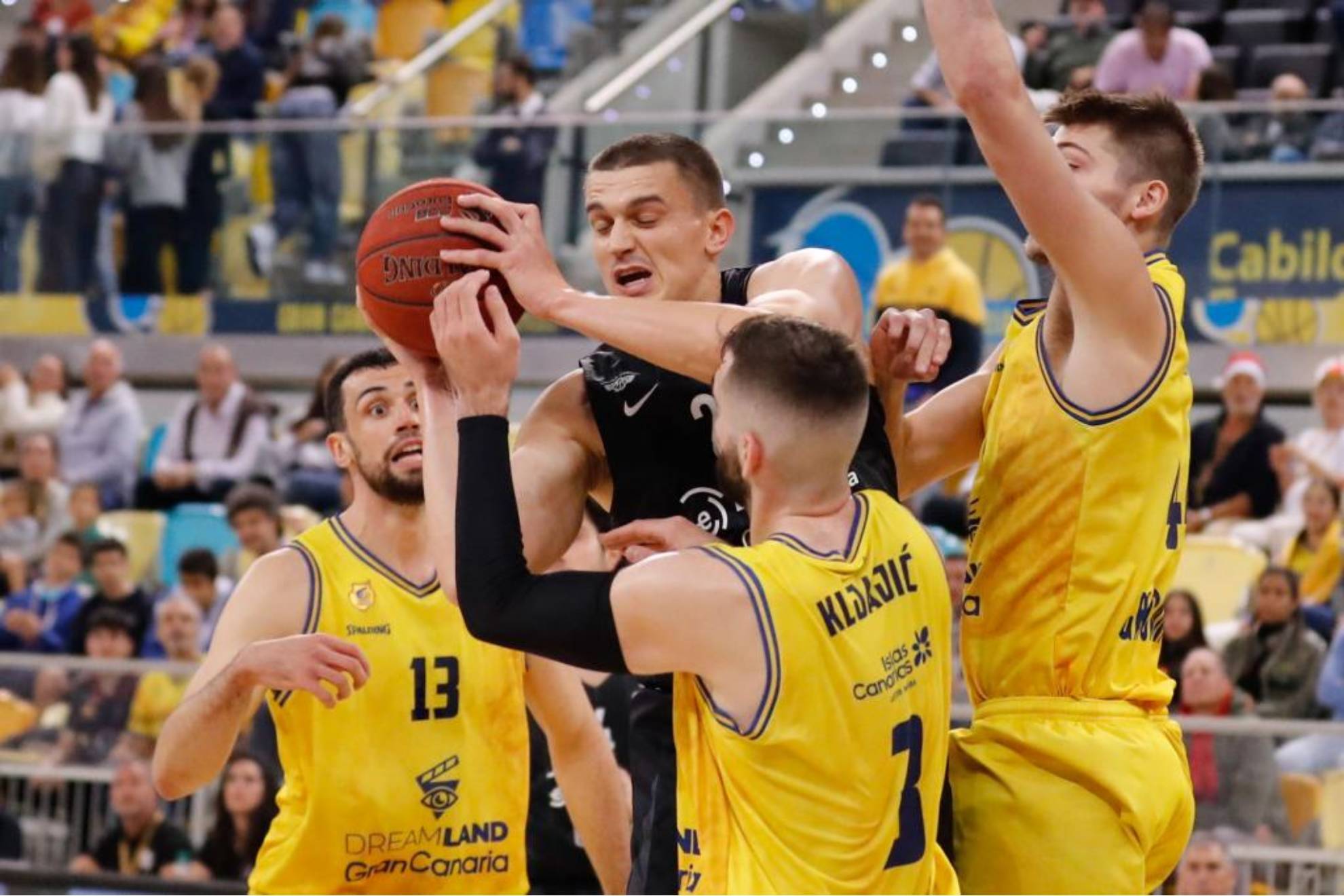 El jugador del Dreamland Gran Canaria Jovan Kljajic lucha por un bal�n con el jugador del Dolomiti Energia Trento Andrejs Grazulis.