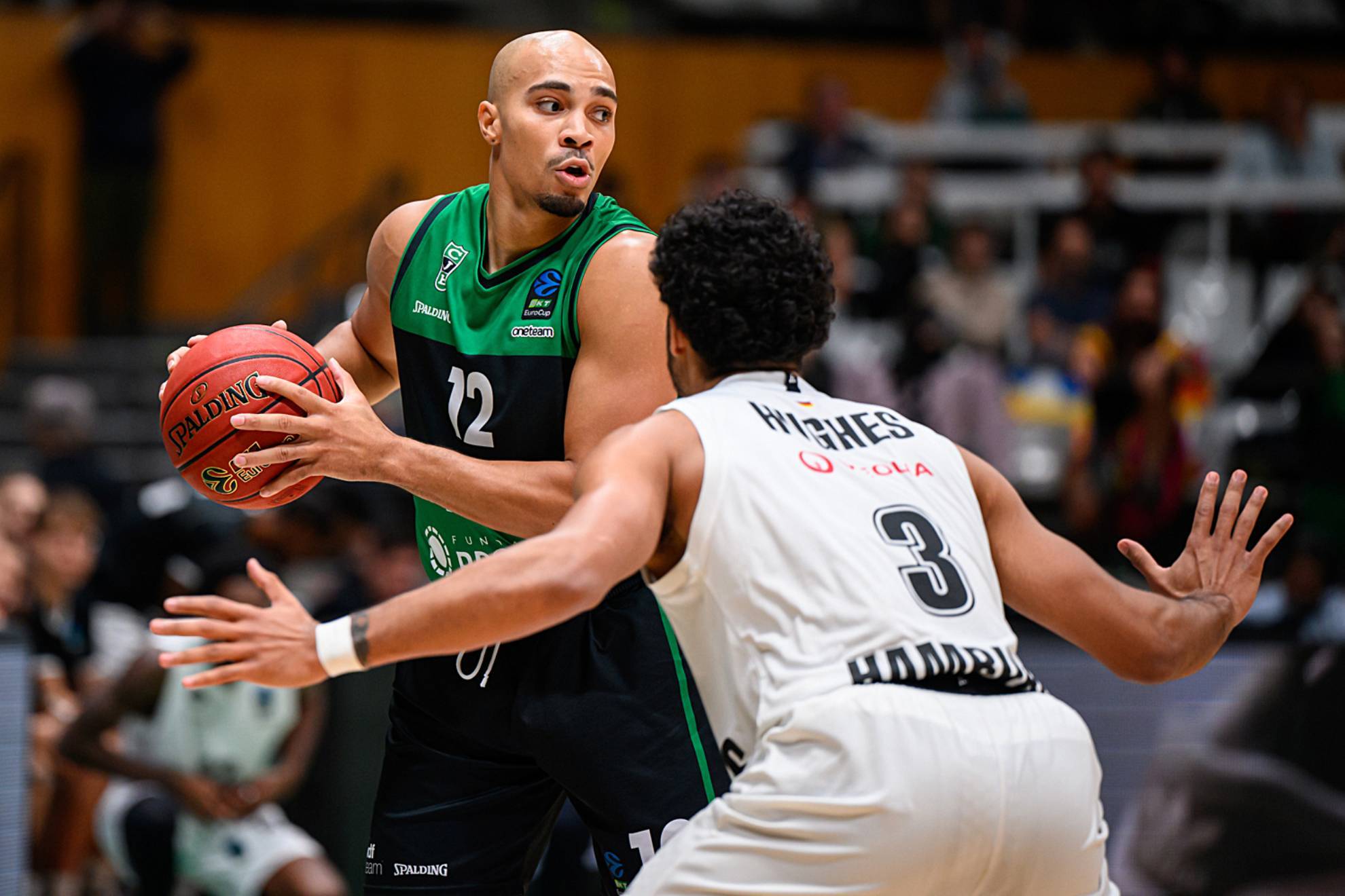 Andrew Andrews (Joventut) ante Mark Hughes (Hamburgo).