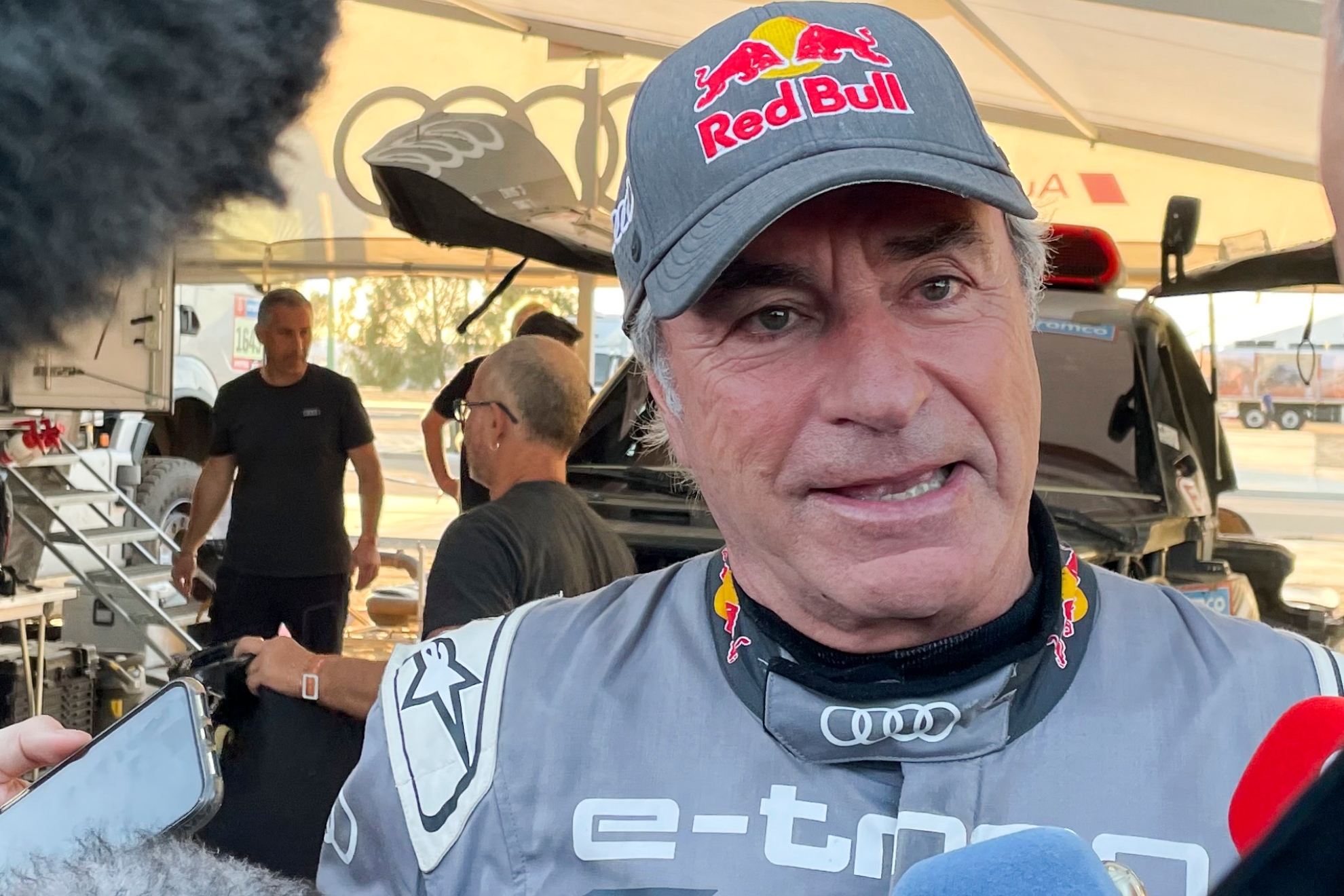 Carlos Sainz atiende a la Prensa tras la disputa de la pen�ltima etapa del Dakar.