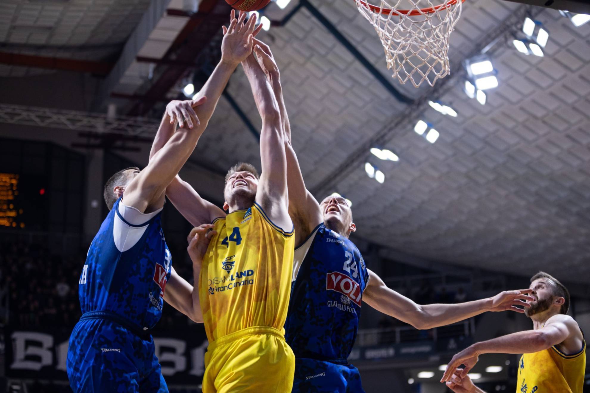 Ben Lammers trata de hacerse con un rebote en el partido ante el Buducnost.