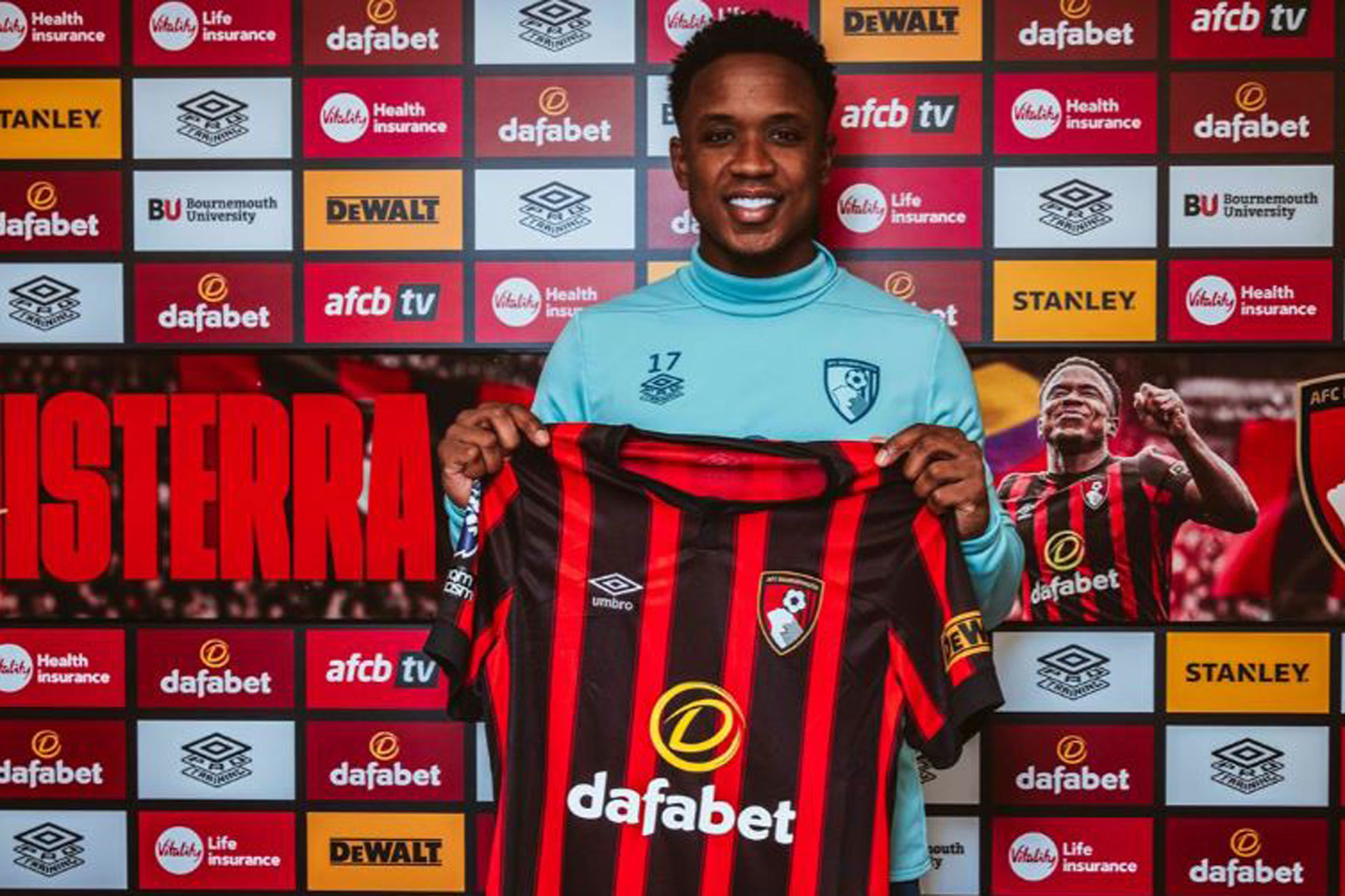 Sinisterra posa con la camiseta del Bournemouth.