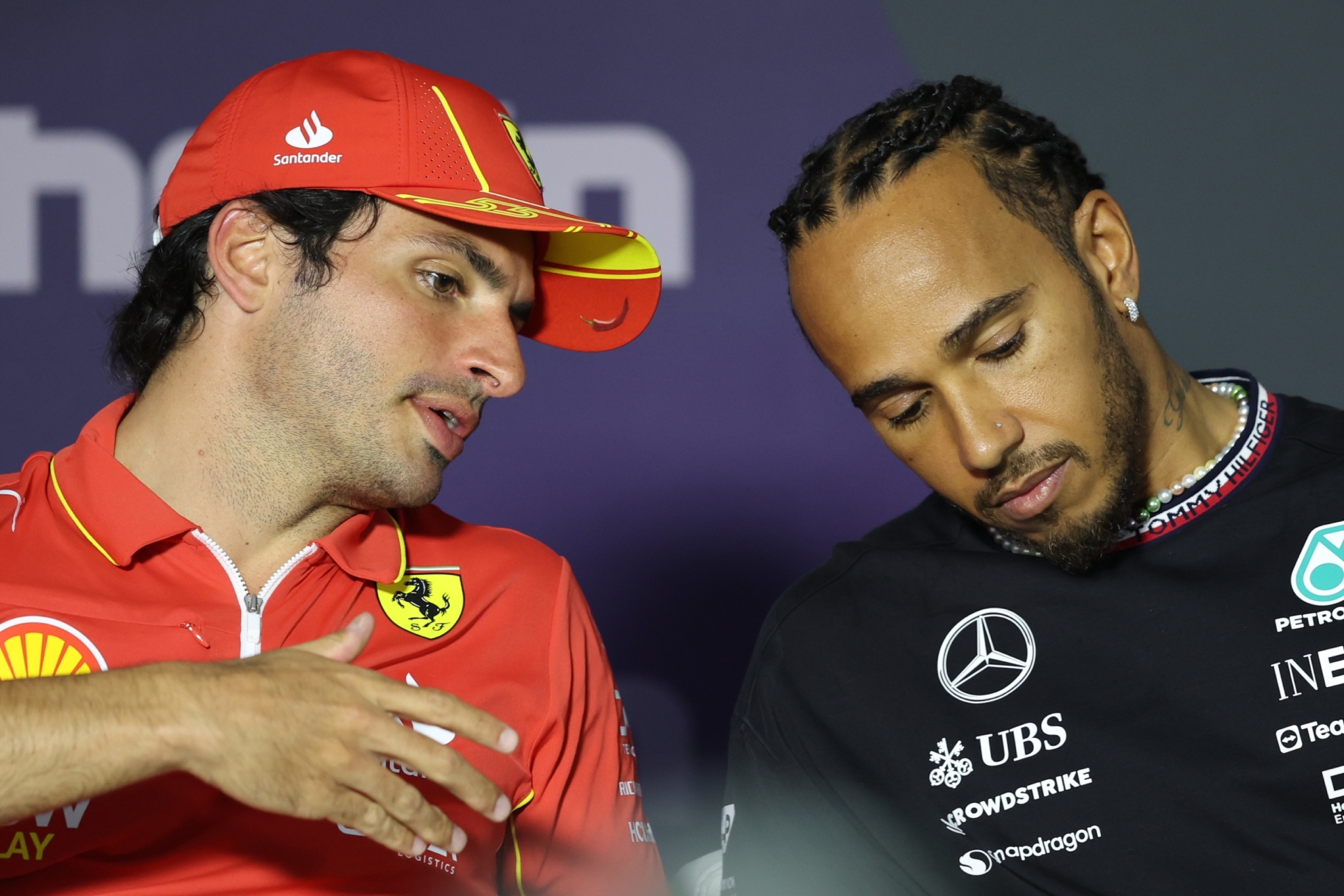 Sainz conversa con Hamilton durante la rueda de prensa del GP de Bahr�in.