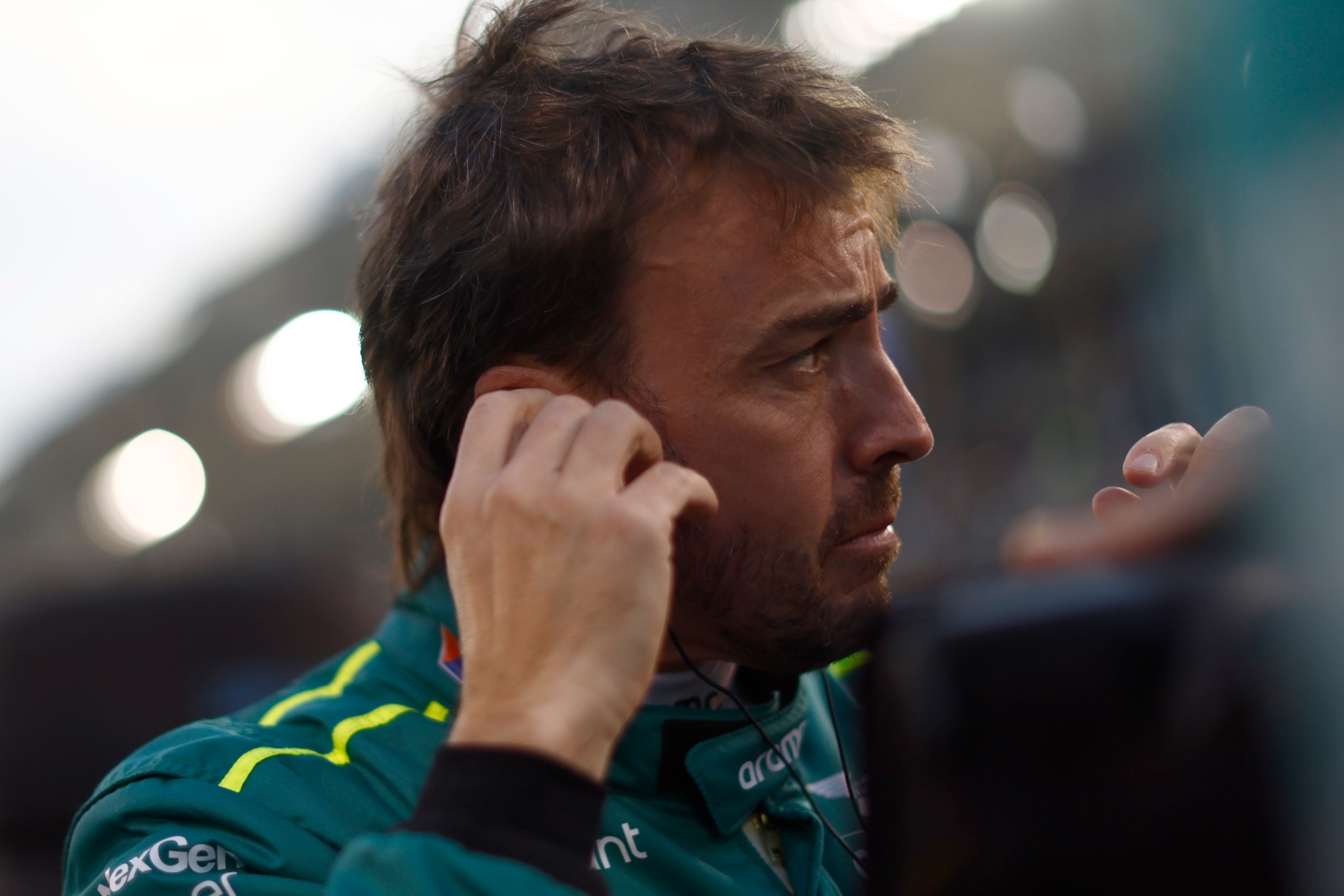 Fernando Alonso, coloc�ndose el auricular.