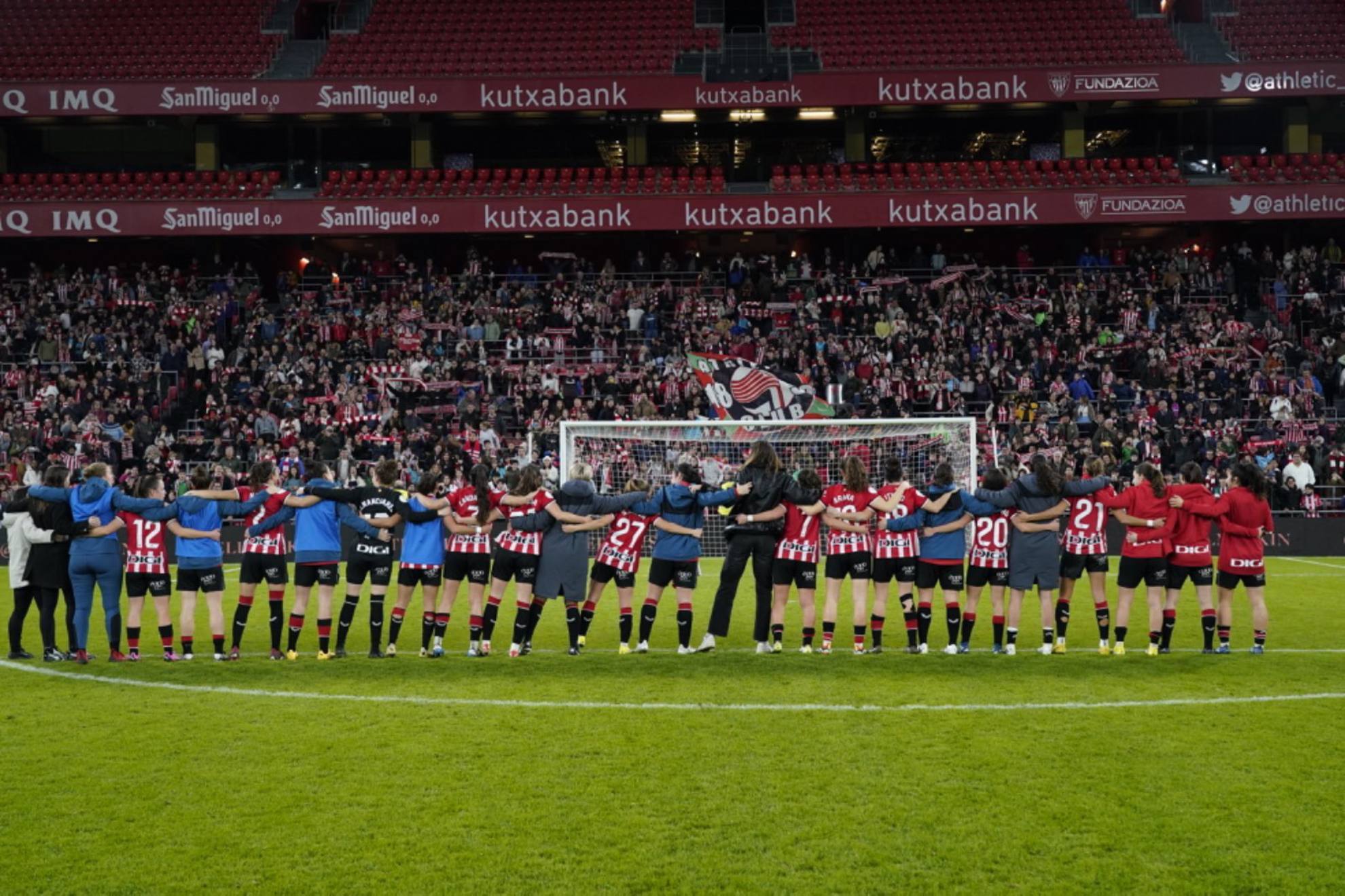 Las jugadoras del Athletic Club saludan al p�blico de San Mam�s / Athletic Club