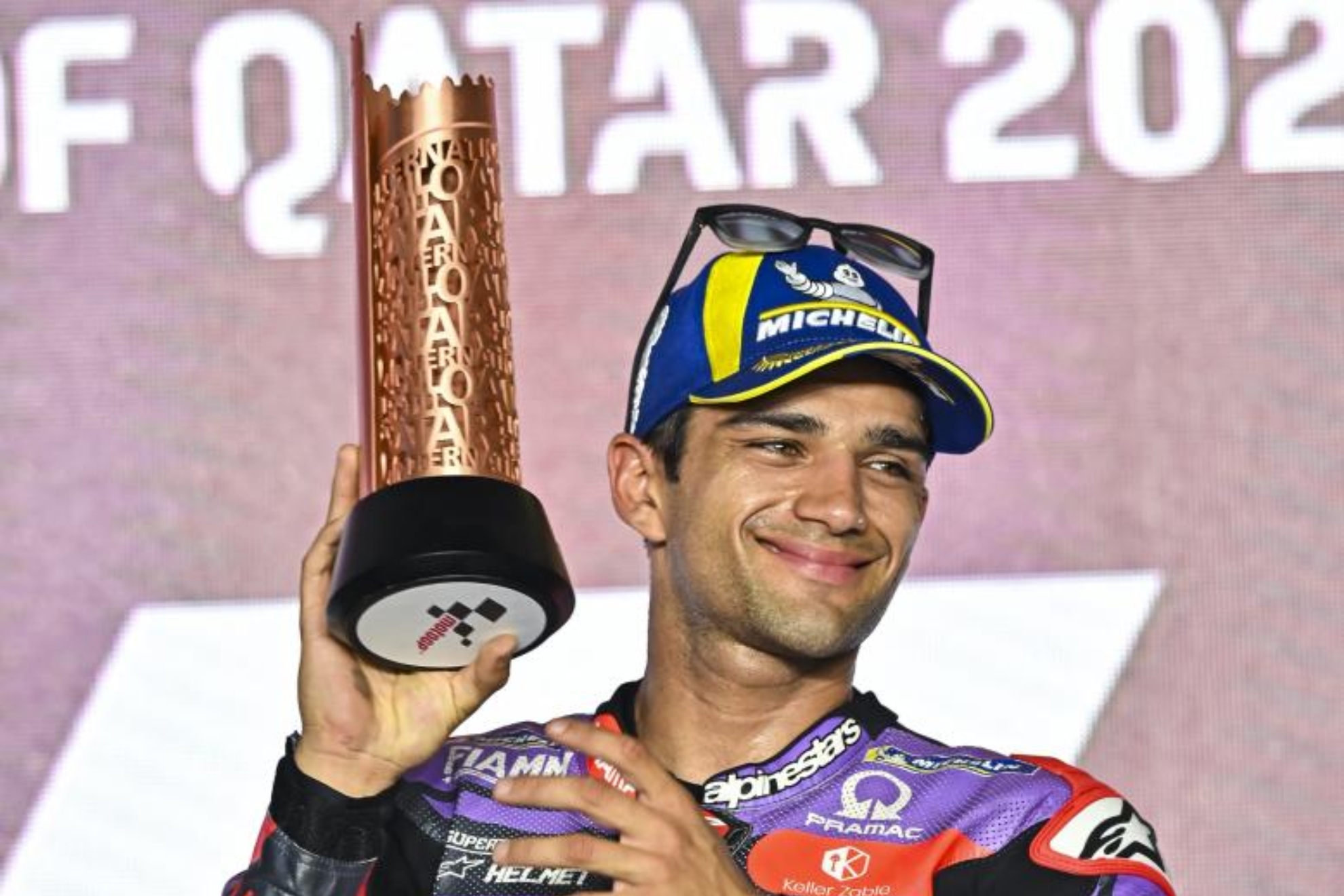 Jorge Mart�n, con su trofeo en Qatar.