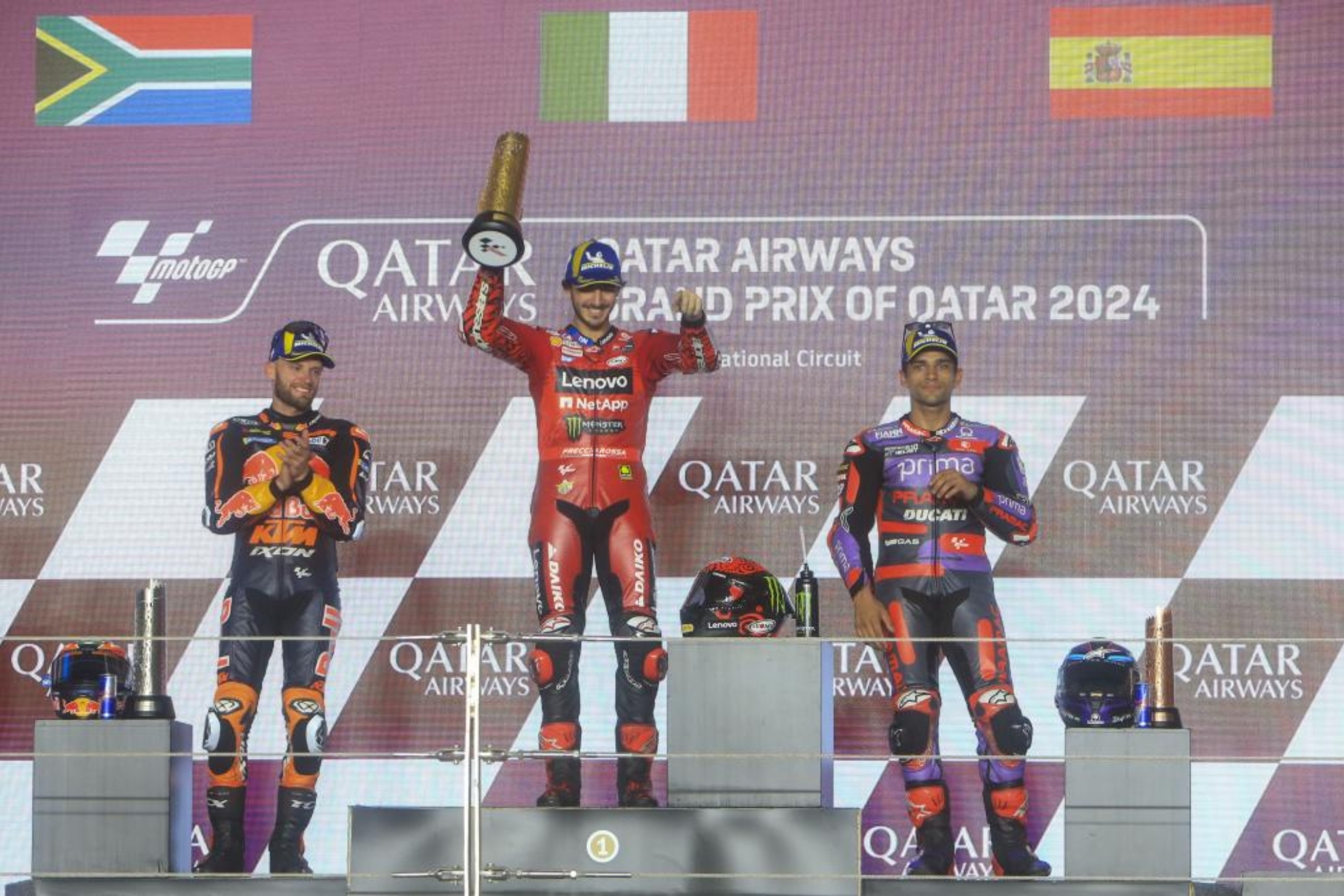 Binder, Bagnaia y Mart�n, en el podio de Qatar.