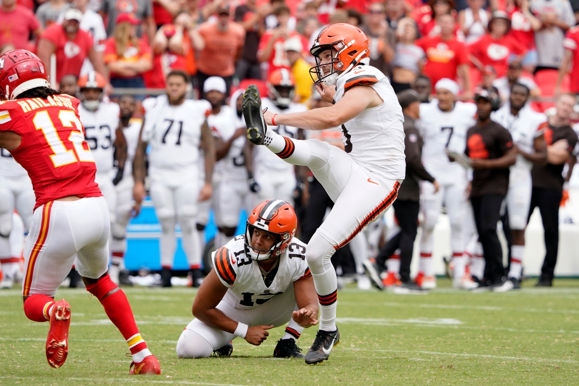 Cade York (3), de los Cleveland Browns, ejecuta un field goal durante el partido contra Kansas City de pretemporada.