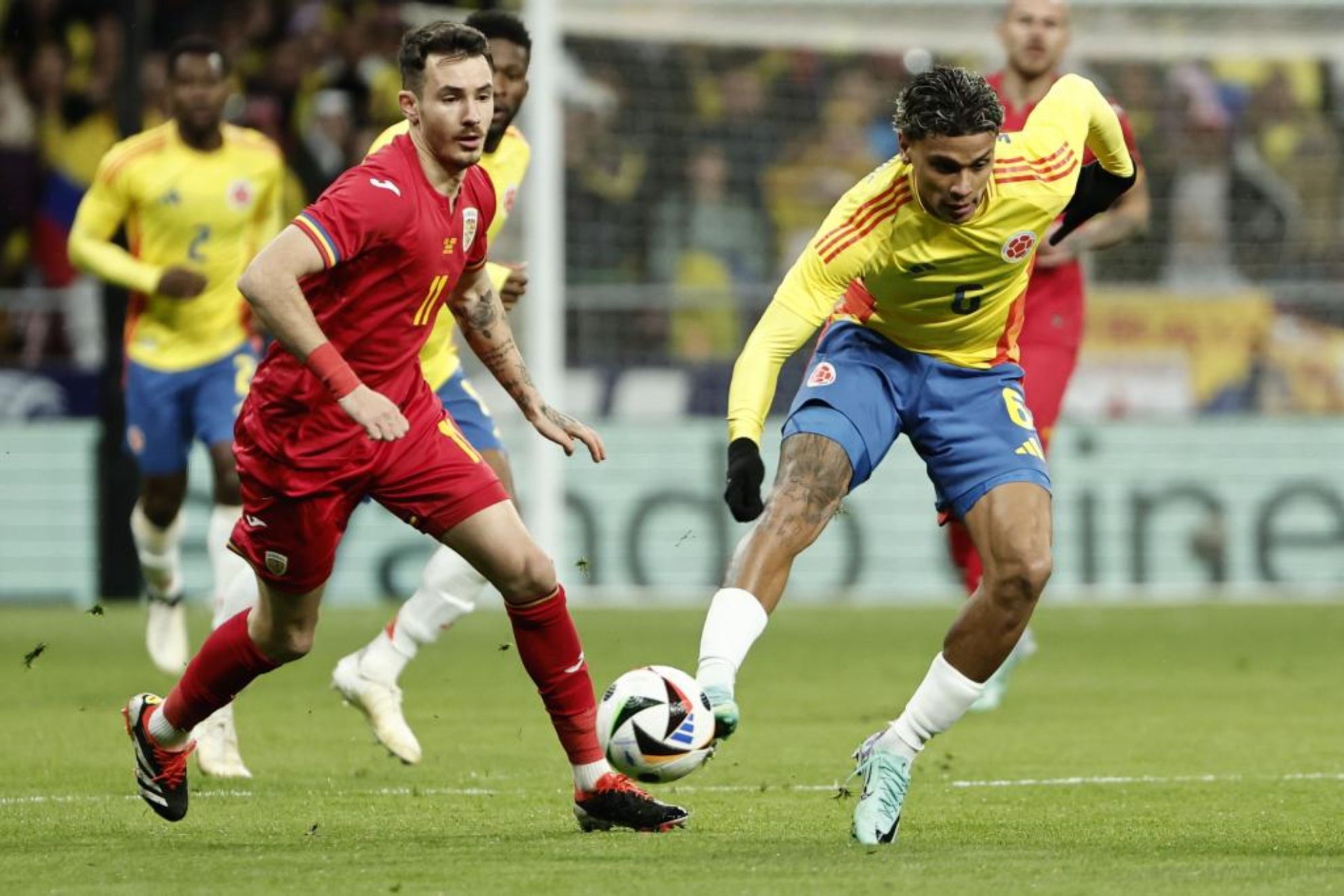 El defensa de Ruman�a Ra�l Oprut  presiona al centrocampista Richard R�os, de Colombia